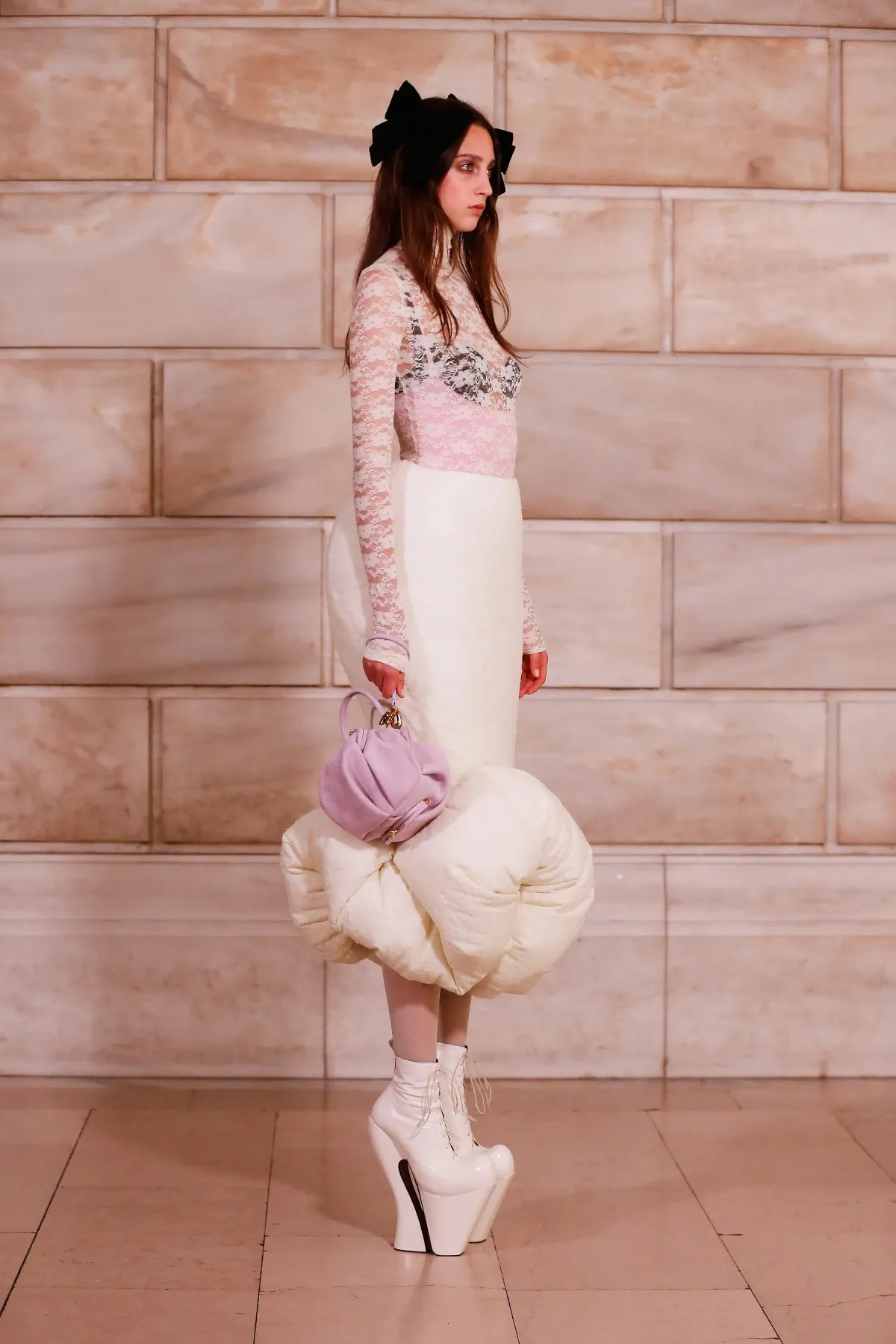 Marc Jacobs Thu/Đông 2025 phá vỡ mọi quy tắc về tỷ lệ
