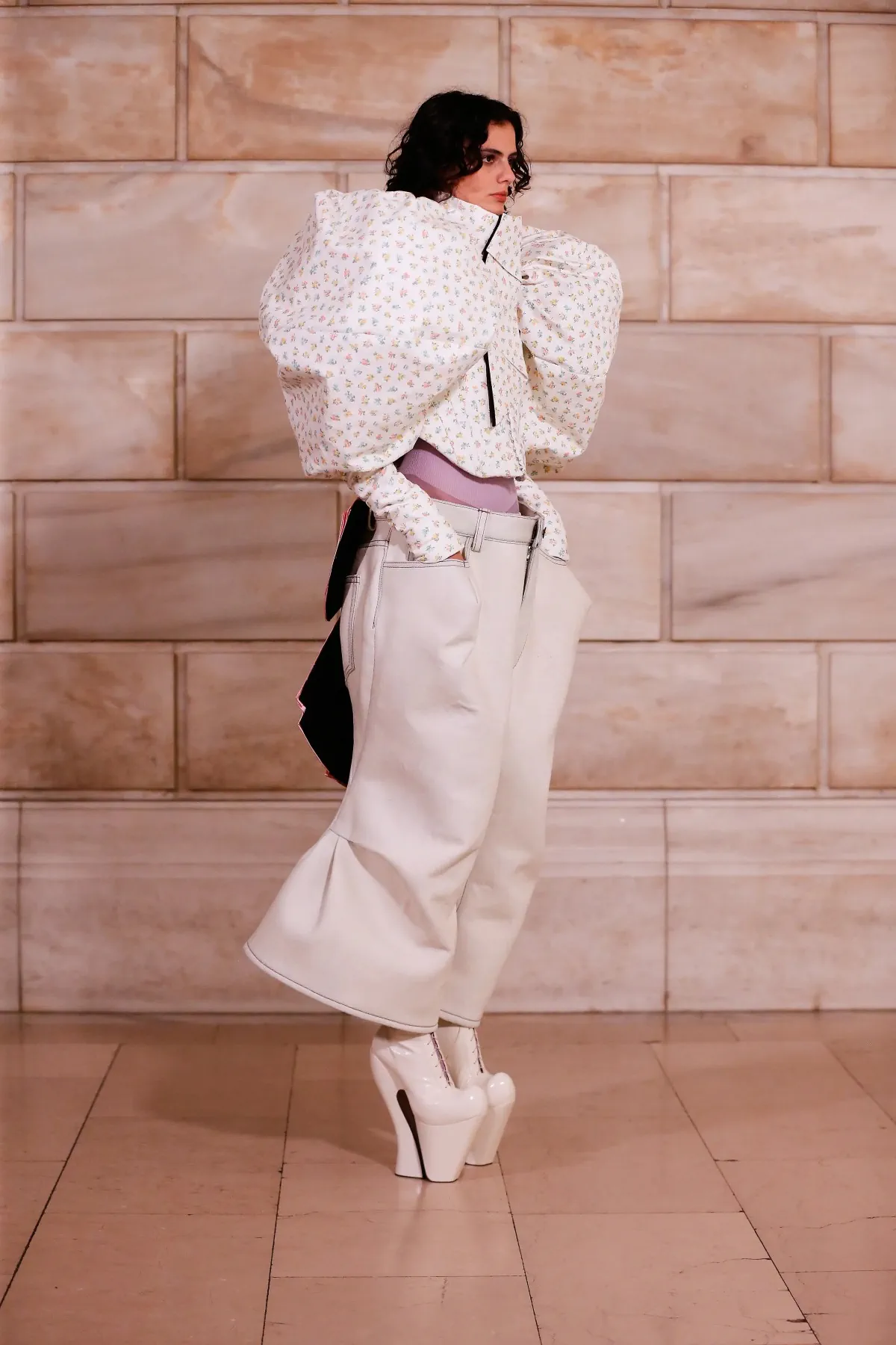 Marc Jacobs Thu/Đông 2025 phá vỡ mọi quy tắc về tỷ lệ