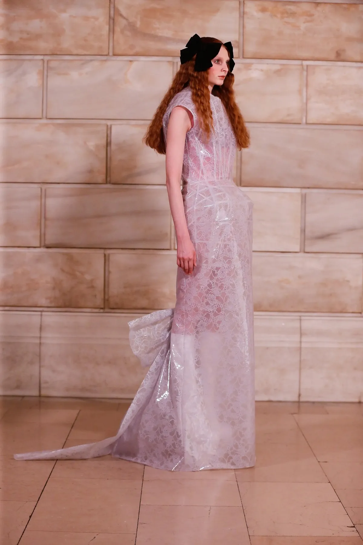 Marc Jacobs Thu/Đông 2025 phá vỡ mọi quy tắc về tỷ lệ
