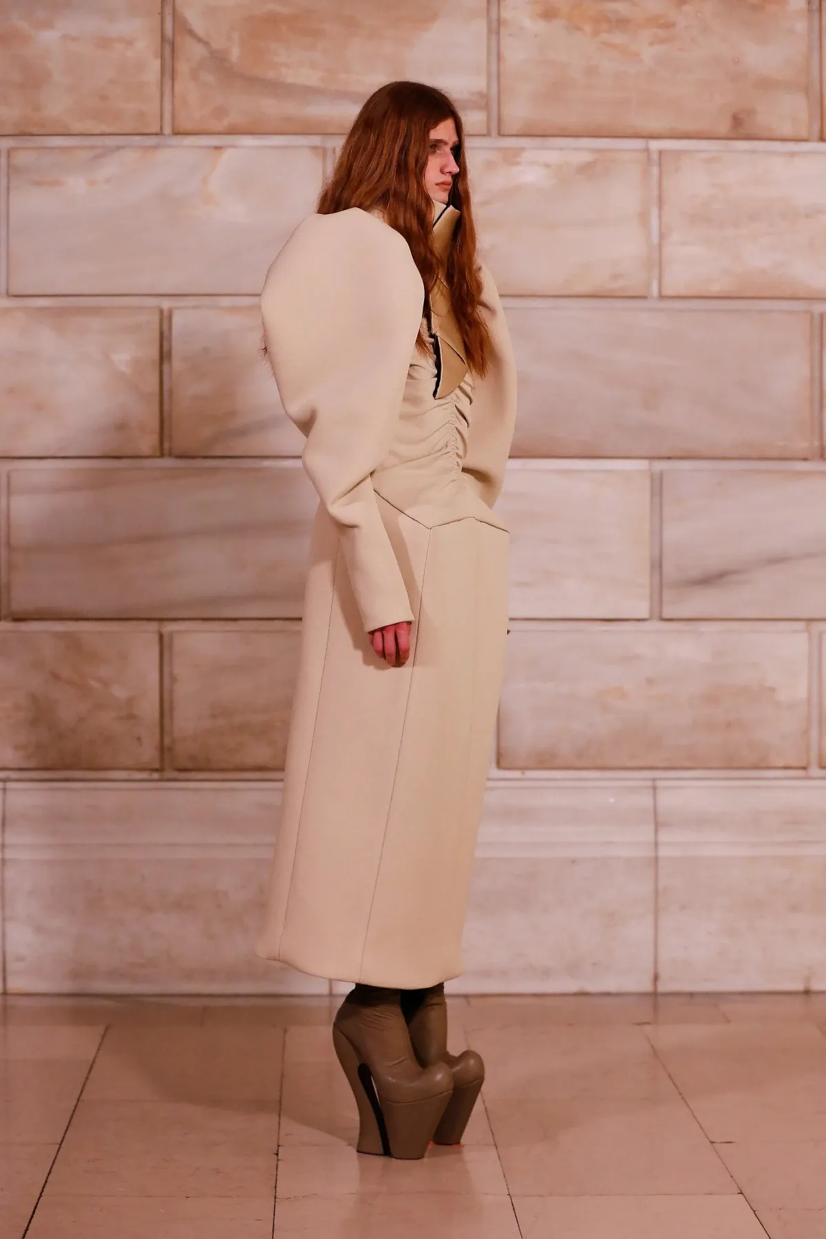 Marc Jacobs Thu/Đông 2025 phá vỡ mọi quy tắc về tỷ lệ