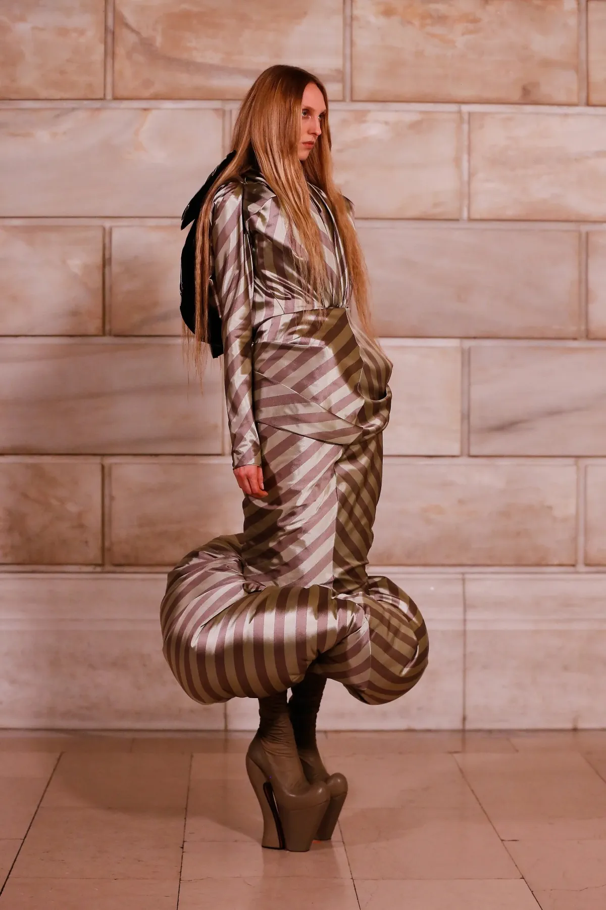 Marc Jacobs Thu/Đông 2025 phá vỡ mọi quy tắc về tỷ lệ