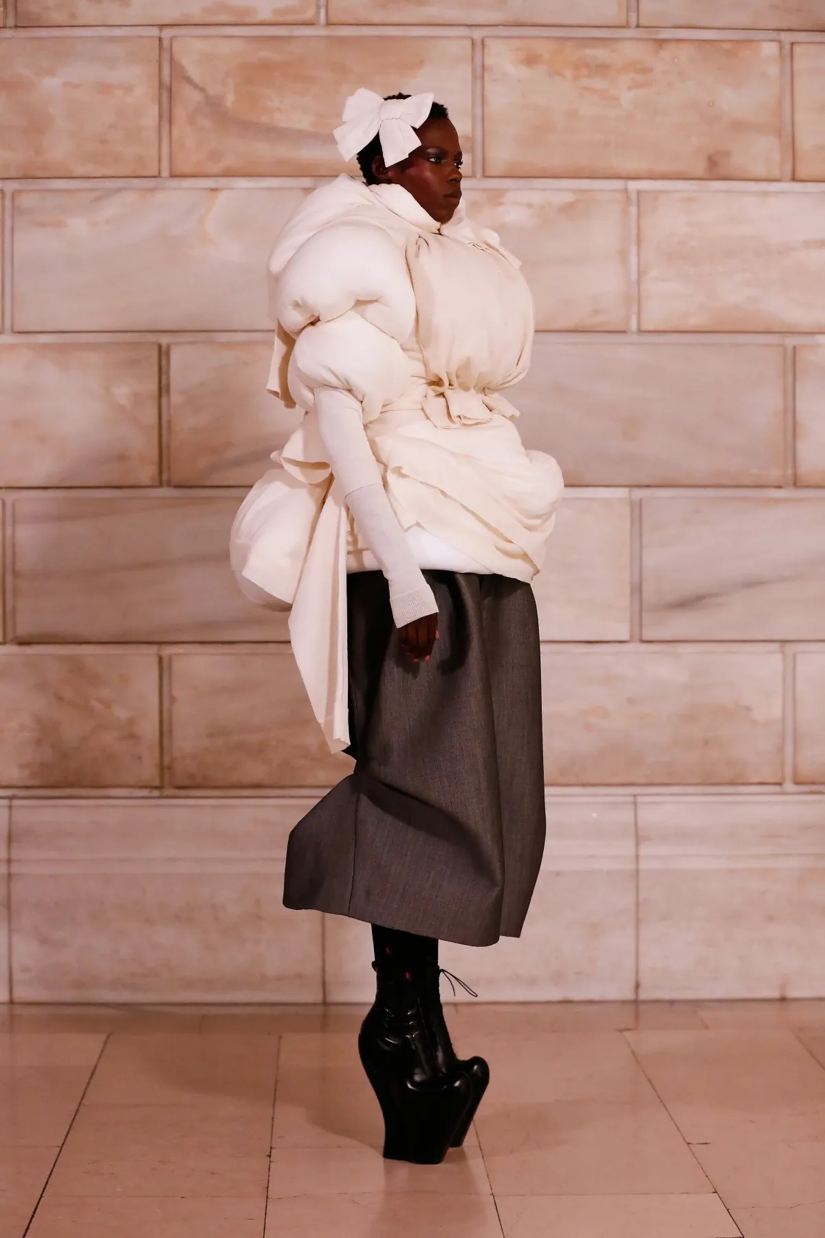 Marc Jacobs Thu/Đông 2025 phá vỡ mọi quy tắc về tỷ lệ