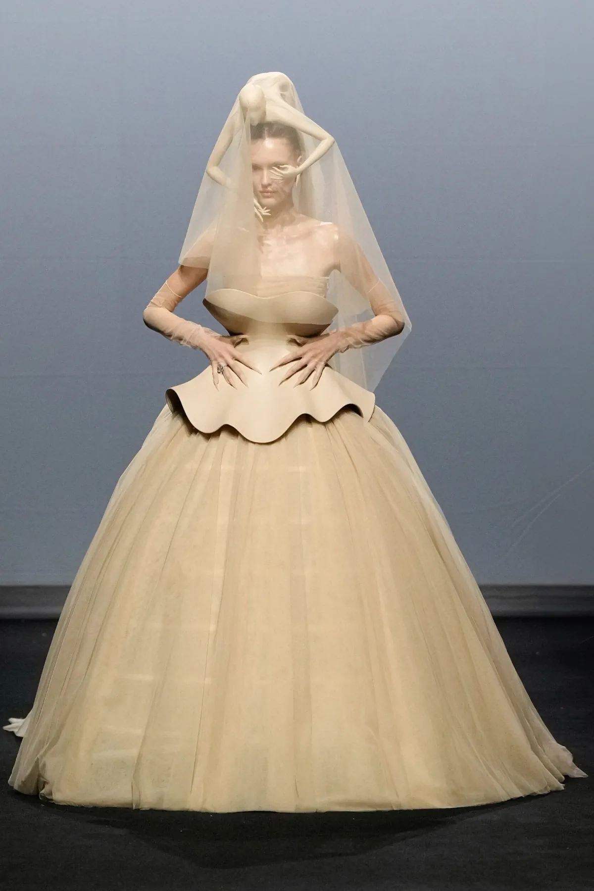 Robert Wun Haute Couture Thu/Đông 2025 biến “ác mộng” thành những thiết kế siêu thực Robert Wun Haute Couture Thu/Đông 2025