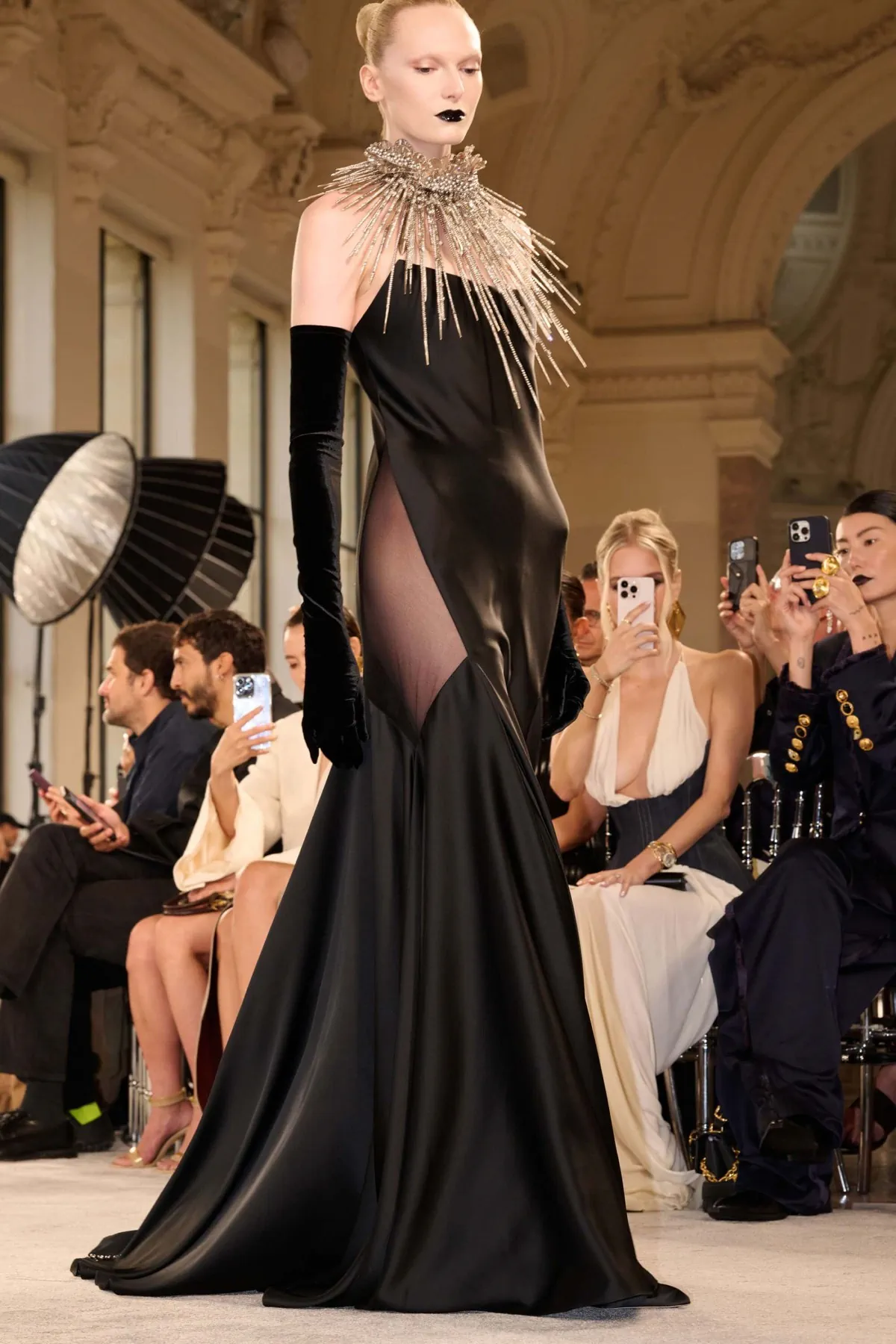 Schiaparelli Haute Couture Thu/Đông 2025: Daniel Roseberry trở về với tính ứng dụng Schiaparelli Haute Couture Thu/Đông 2025