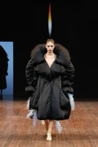 Viktor & Rolf Haute Couture Thu/Đông 2025: “Những chú chim giận dữ” lột xác trên sàn diễn