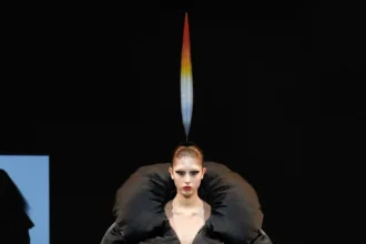Viktor & Rolf Haute Couture Thu/Đông 2025: “Những chú chim giận dữ” lột xác trên sàn diễn