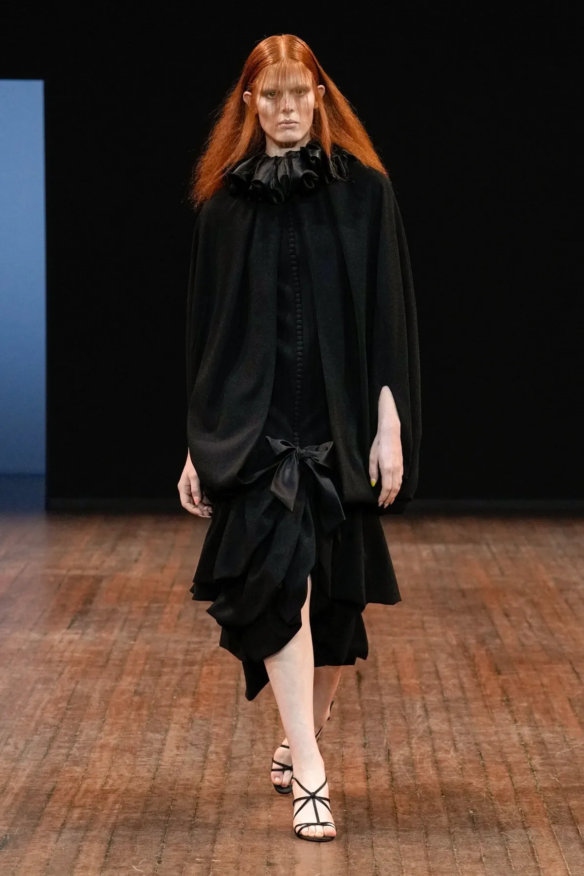 Viktor & Rolf Haute Couture Thu/Đông 2025: “Những chú chim giận dữ” lột xác trên sàn diễn Viktor & Rolf Haute Couture Thu/Đông 2025: “Những chú chim giận dữ” lột xác trên sàn diễn