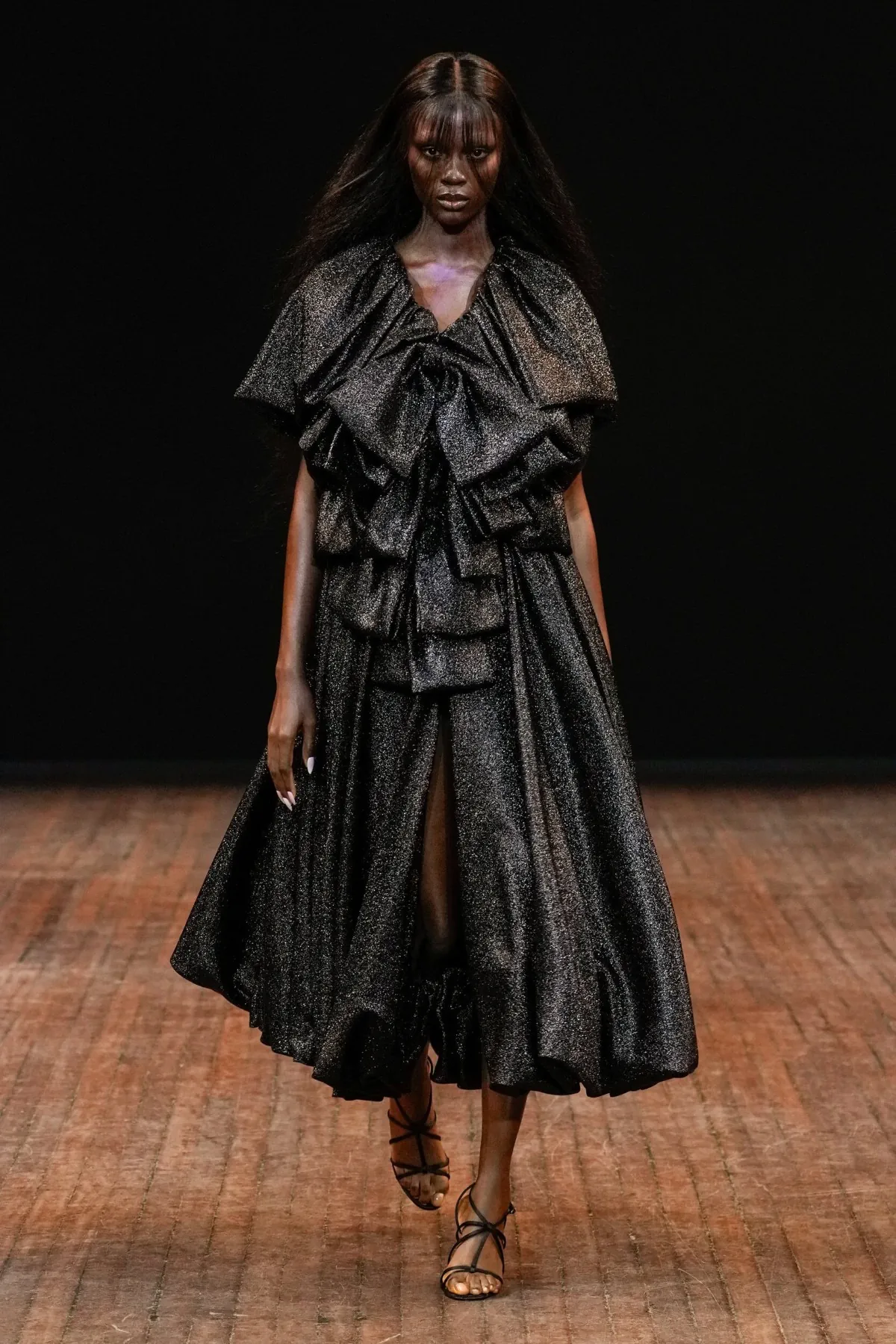 Viktor & Rolf Haute Couture Thu/Đông 2025: “Những chú chim giận dữ” lột xác trên sàn diễn Viktor & Rolf Haute Couture Thu/Đông 2025: “Những chú chim giận dữ” lột xác trên sàn diễn