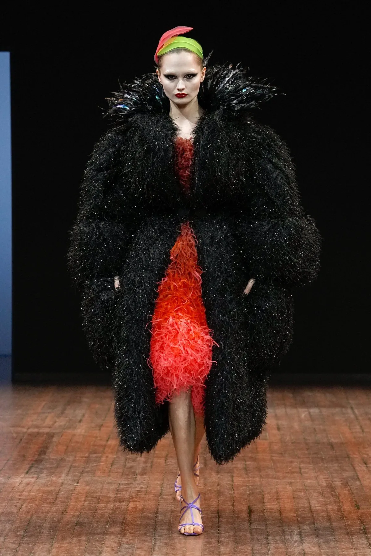 Viktor & Rolf Haute Couture Thu/Đông 2025: “Những chú chim giận dữ” lột xác trên sàn diễn Viktor & Rolf Haute Couture Thu/Đông 2025: “Những chú chim giận dữ” lột xác trên sàn diễn
