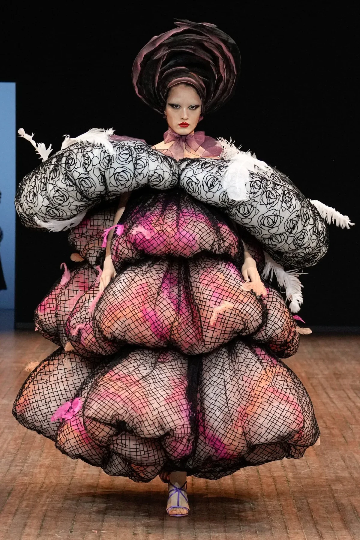 Viktor & Rolf Haute Couture Thu/Đông 2025: “Những chú chim giận dữ” lột xác trên sàn diễn Viktor & Rolf Haute Couture Thu/Đông 2025: “Những chú chim giận dữ” lột xác trên sàn diễn