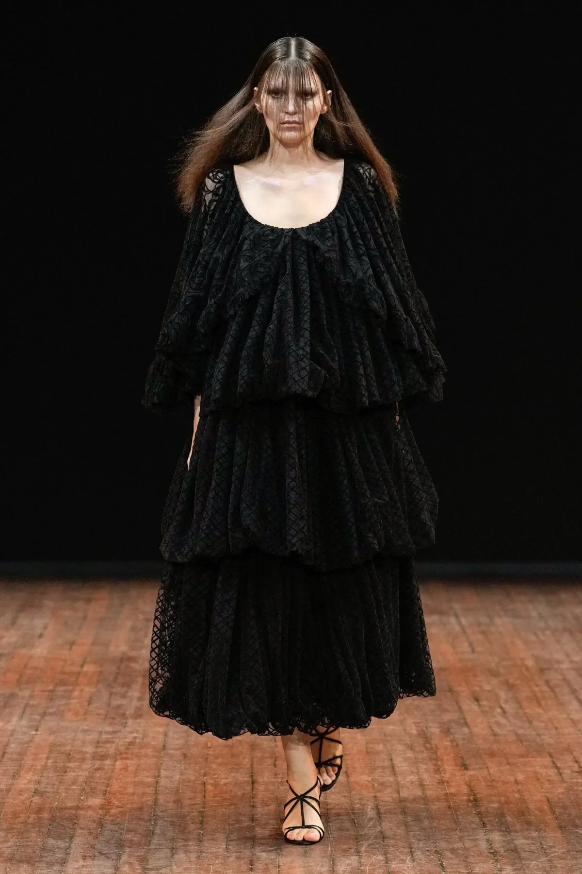 Viktor & Rolf Haute Couture Thu/Đông 2025: “Những chú chim giận dữ” lột xác trên sàn diễn Viktor & Rolf Haute Couture Thu/Đông 2025: “Những chú chim giận dữ” lột xác trên sàn diễn