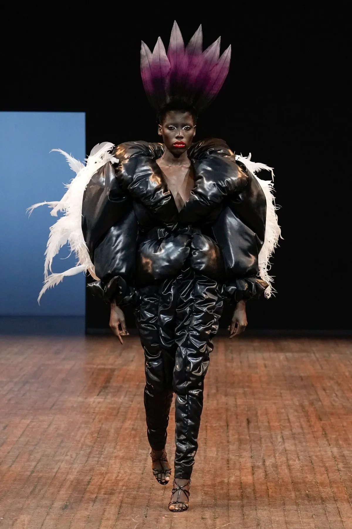 Viktor & Rolf Haute Couture Thu/Đông 2025: “Những chú chim giận dữ” lột xác trên sàn diễn Viktor & Rolf Haute Couture Thu/Đông 2025: “Những chú chim giận dữ” lột xác trên sàn diễn
