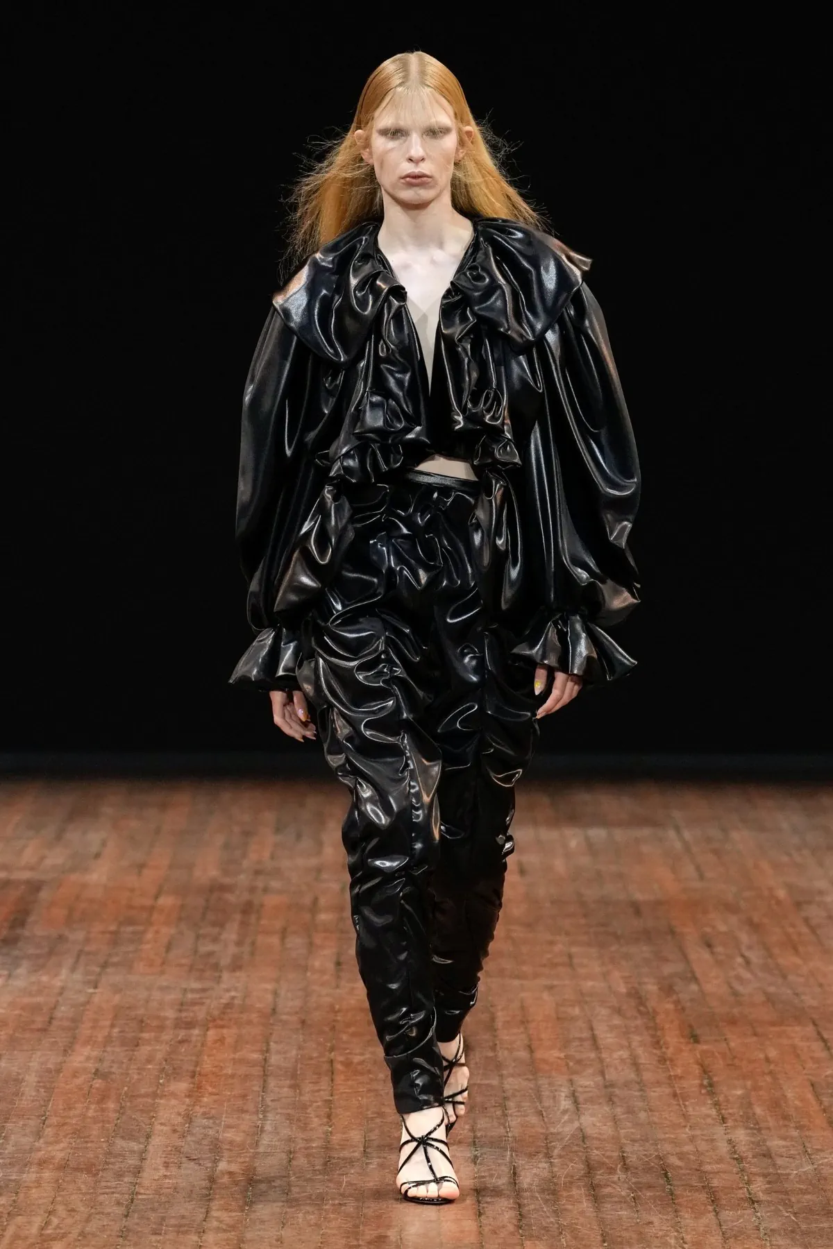 Viktor & Rolf Haute Couture Thu/Đông 2025: “Những chú chim giận dữ” lột xác trên sàn diễn Viktor & Rolf Haute Couture Thu/Đông 2025: “Những chú chim giận dữ” lột xác trên sàn diễn