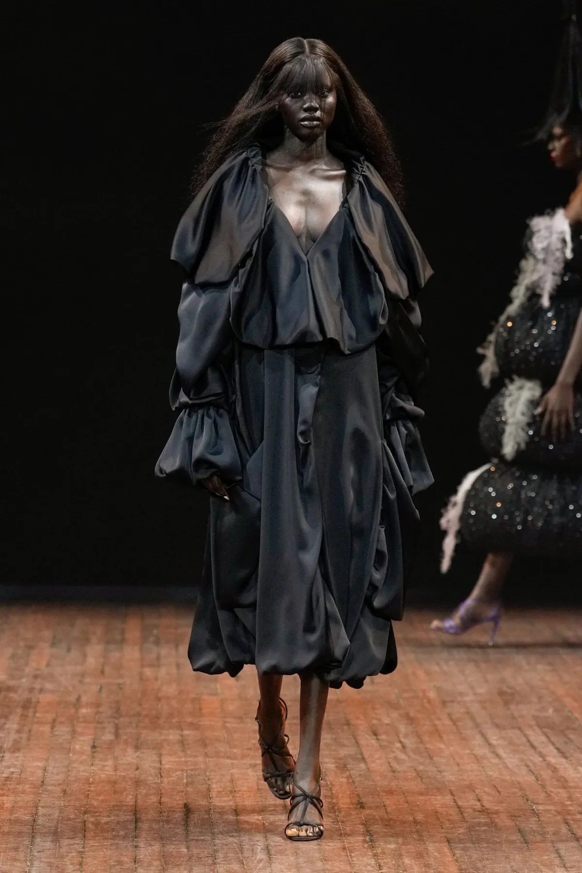 Viktor & Rolf Haute Couture Thu/Đông 2025: “Những chú chim giận dữ” lột xác trên sàn diễn Viktor & Rolf Haute Couture Thu/Đông 2025: “Những chú chim giận dữ” lột xác trên sàn diễn