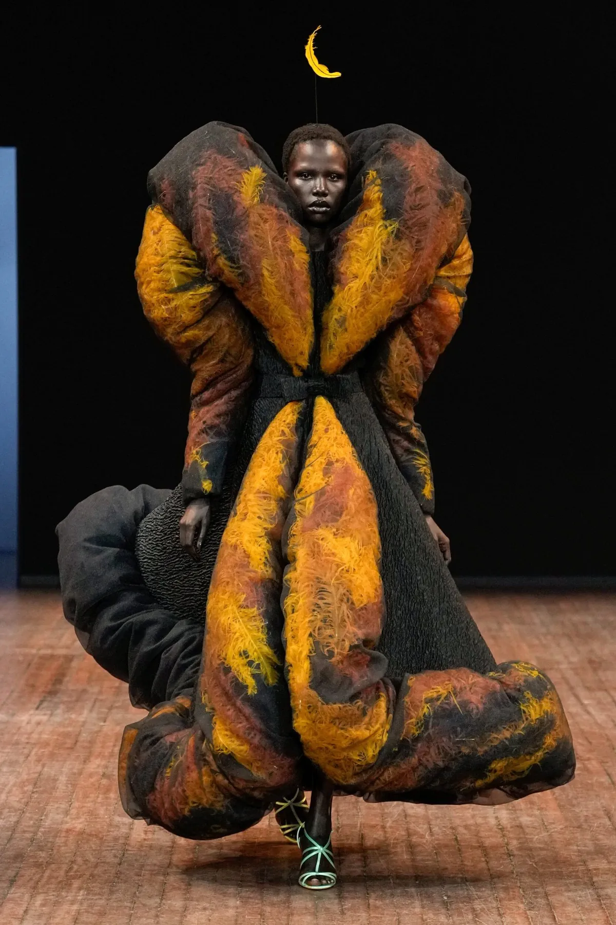 Viktor & Rolf Haute Couture Thu/Đông 2025: “Những chú chim giận dữ” lột xác trên sàn diễn Viktor & Rolf Haute Couture Thu/Đông 2025: “Những chú chim giận dữ” lột xác trên sàn diễn