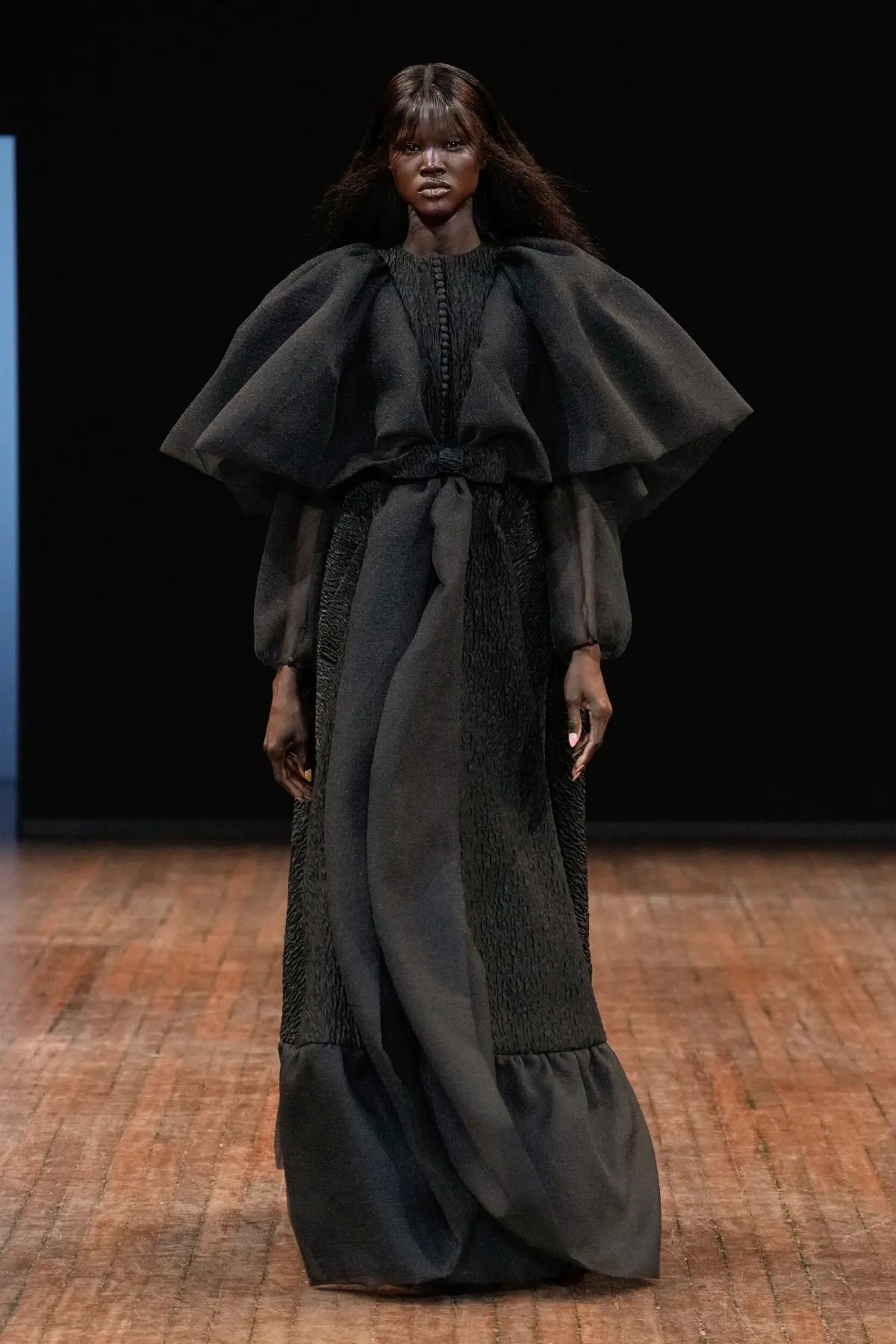 Viktor & Rolf Haute Couture Thu/Đông 2025: “Những chú chim giận dữ” lột xác trên sàn diễn Viktor & Rolf Haute Couture Thu/Đông 2025: “Những chú chim giận dữ” lột xác trên sàn diễn
