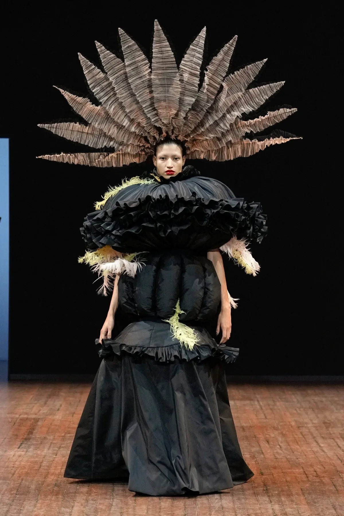Viktor & Rolf Haute Couture Thu/Đông 2025: “Những chú chim giận dữ” lột xác trên sàn diễn Viktor & Rolf Haute Couture Thu/Đông 2025: “Những chú chim giận dữ” lột xác trên sàn diễn