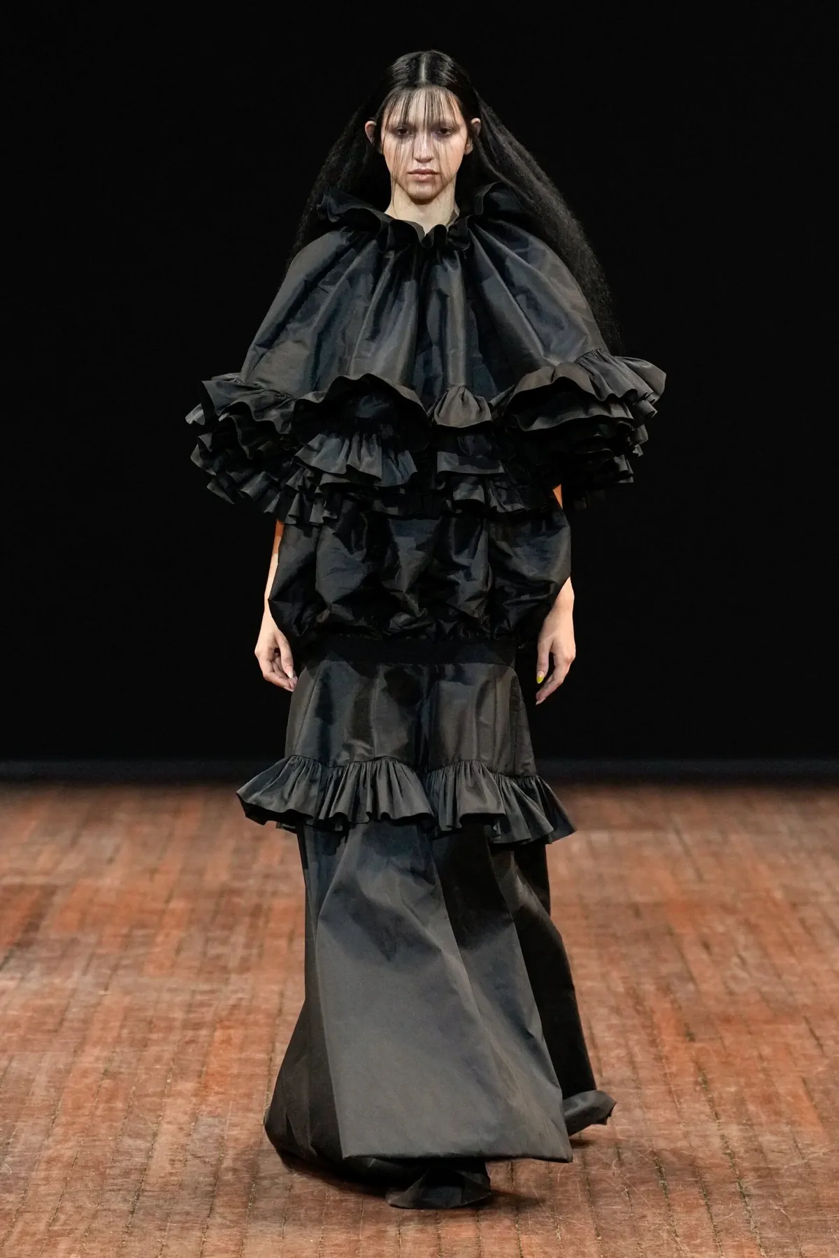 Viktor & Rolf Haute Couture Thu/Đông 2025: “Những chú chim giận dữ” lột xác trên sàn diễn Viktor & Rolf Haute Couture Thu/Đông 2025: “Những chú chim giận dữ” lột xác trên sàn diễn
