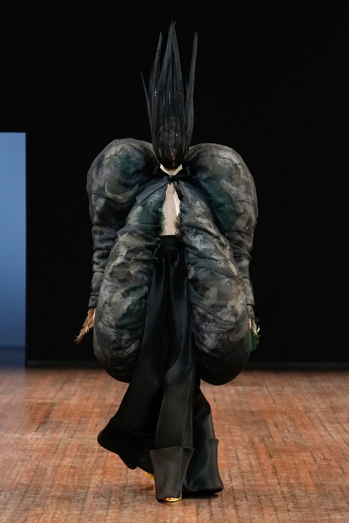 Viktor & Rolf Haute Couture Thu/Đông 2025: “Những chú chim giận dữ” lột xác trên sàn diễn Viktor & Rolf Haute Couture Thu/Đông 2025: “Những chú chim giận dữ” lột xác trên sàn diễn