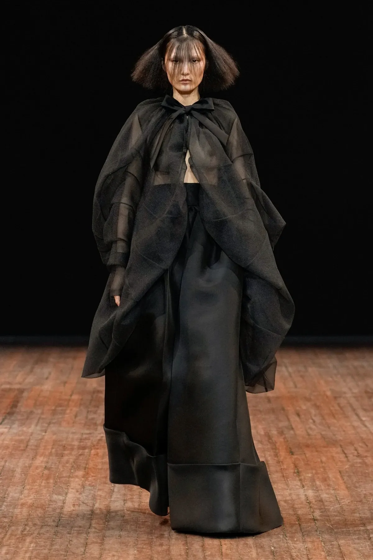 Viktor & Rolf Haute Couture Thu/Đông 2025: “Những chú chim giận dữ” lột xác trên sàn diễn Viktor & Rolf Haute Couture Thu/Đông 2025: “Những chú chim giận dữ” lột xác trên sàn diễn