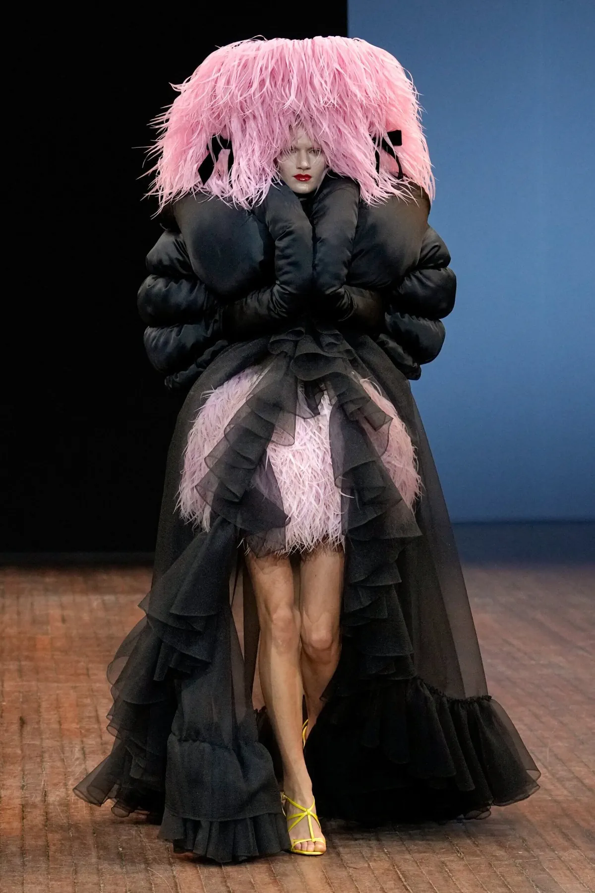 Viktor & Rolf Haute Couture Thu/Đông 2025: “Những chú chim giận dữ” lột xác trên sàn diễn Viktor & Rolf Haute Couture Thu/Đông 2025: “Những chú chim giận dữ” lột xác trên sàn diễn
