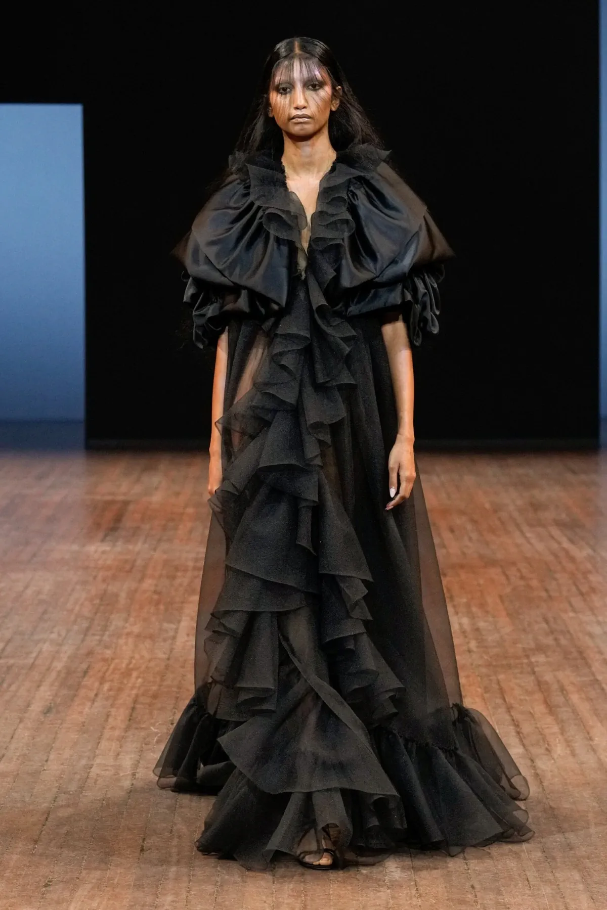 Viktor & Rolf Haute Couture Thu/Đông 2025: “Những chú chim giận dữ” lột xác trên sàn diễn Viktor & Rolf Haute Couture Thu/Đông 2025: “Những chú chim giận dữ” lột xác trên sàn diễn