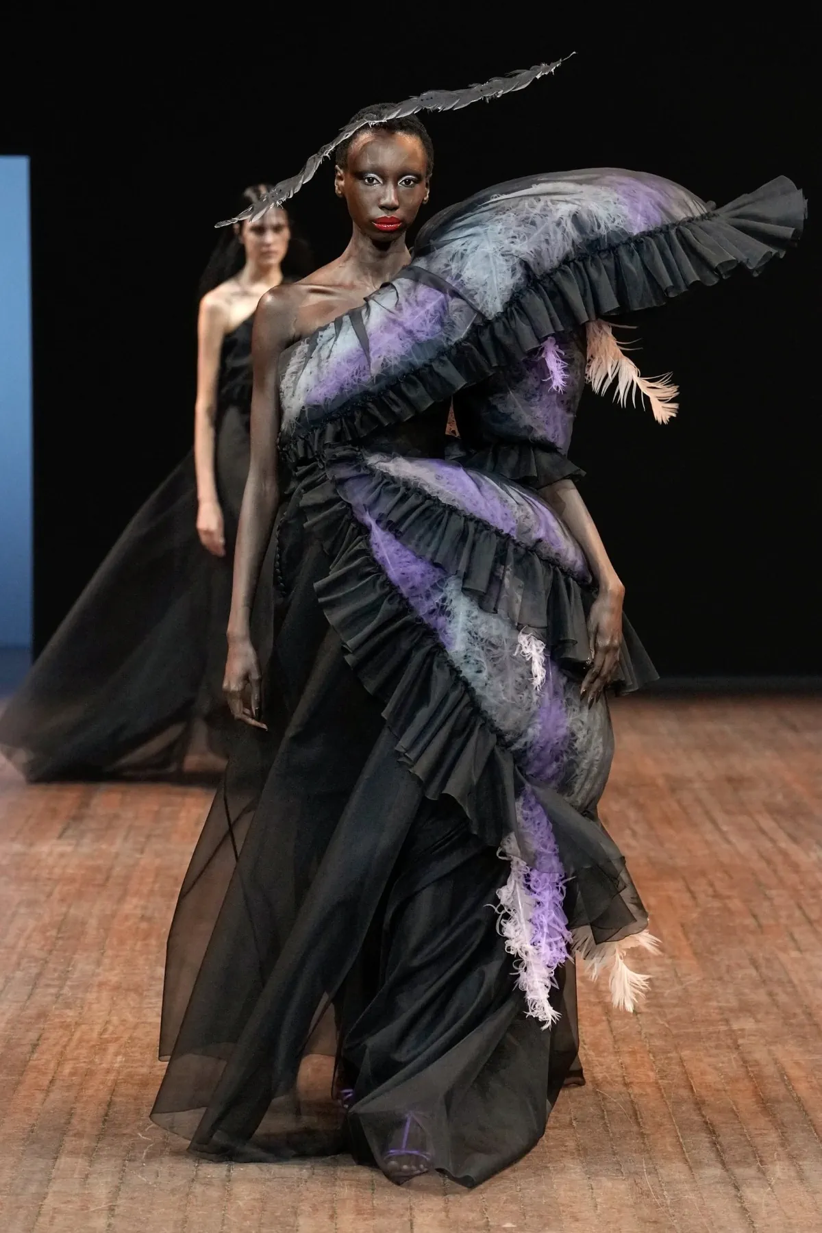 Viktor & Rolf Haute Couture Thu/Đông 2025: “Những chú chim giận dữ” lột xác trên sàn diễn Viktor & Rolf Haute Couture Thu/Đông 2025: “Những chú chim giận dữ” lột xác trên sàn diễn