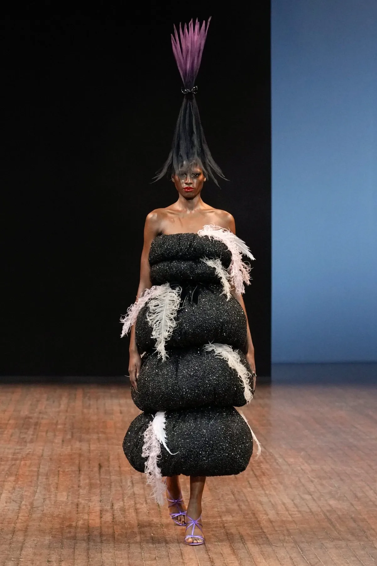 Viktor & Rolf Haute Couture Thu/Đông 2025: “Những chú chim giận dữ” lột xác trên sàn diễn Viktor & Rolf Haute Couture Thu/Đông 2025: “Những chú chim giận dữ” lột xác trên sàn diễn