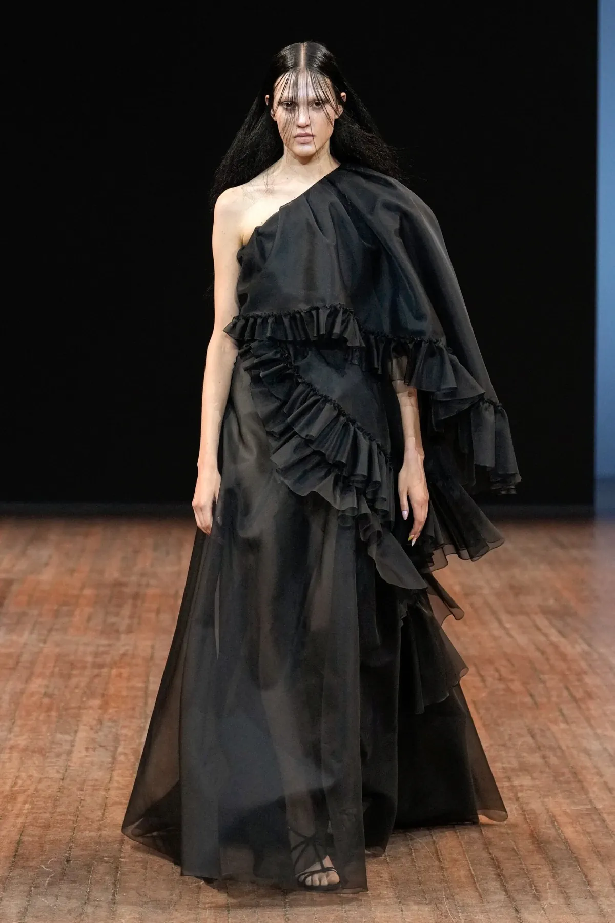 Viktor & Rolf Haute Couture Thu/Đông 2025: “Những chú chim giận dữ” lột xác trên sàn diễn Viktor & Rolf Haute Couture Thu/Đông 2025: “Những chú chim giận dữ” lột xác trên sàn diễn