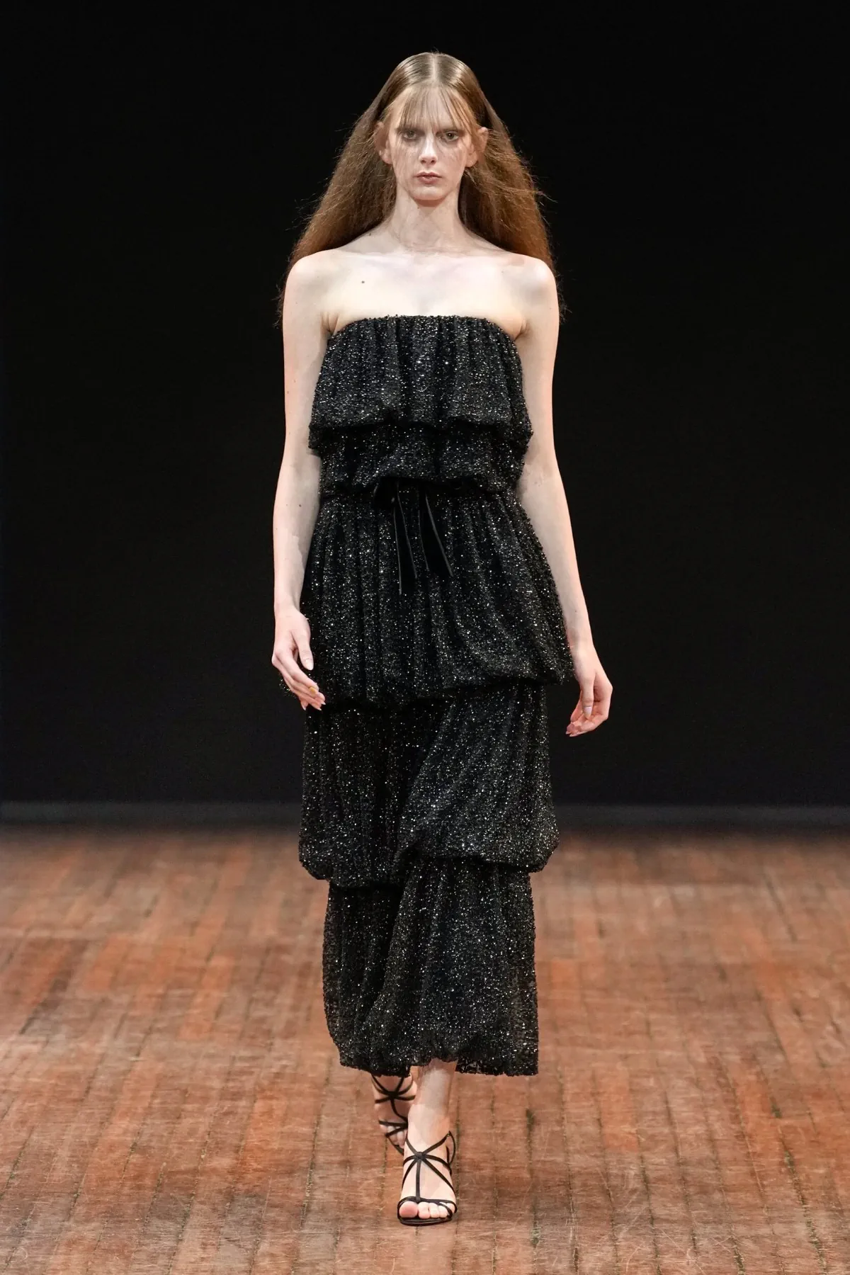 Viktor & Rolf Haute Couture Thu/Đông 2025: “Những chú chim giận dữ” lột xác trên sàn diễn Viktor & Rolf Haute Couture Thu/Đông 2025: “Những chú chim giận dữ” lột xác trên sàn diễn