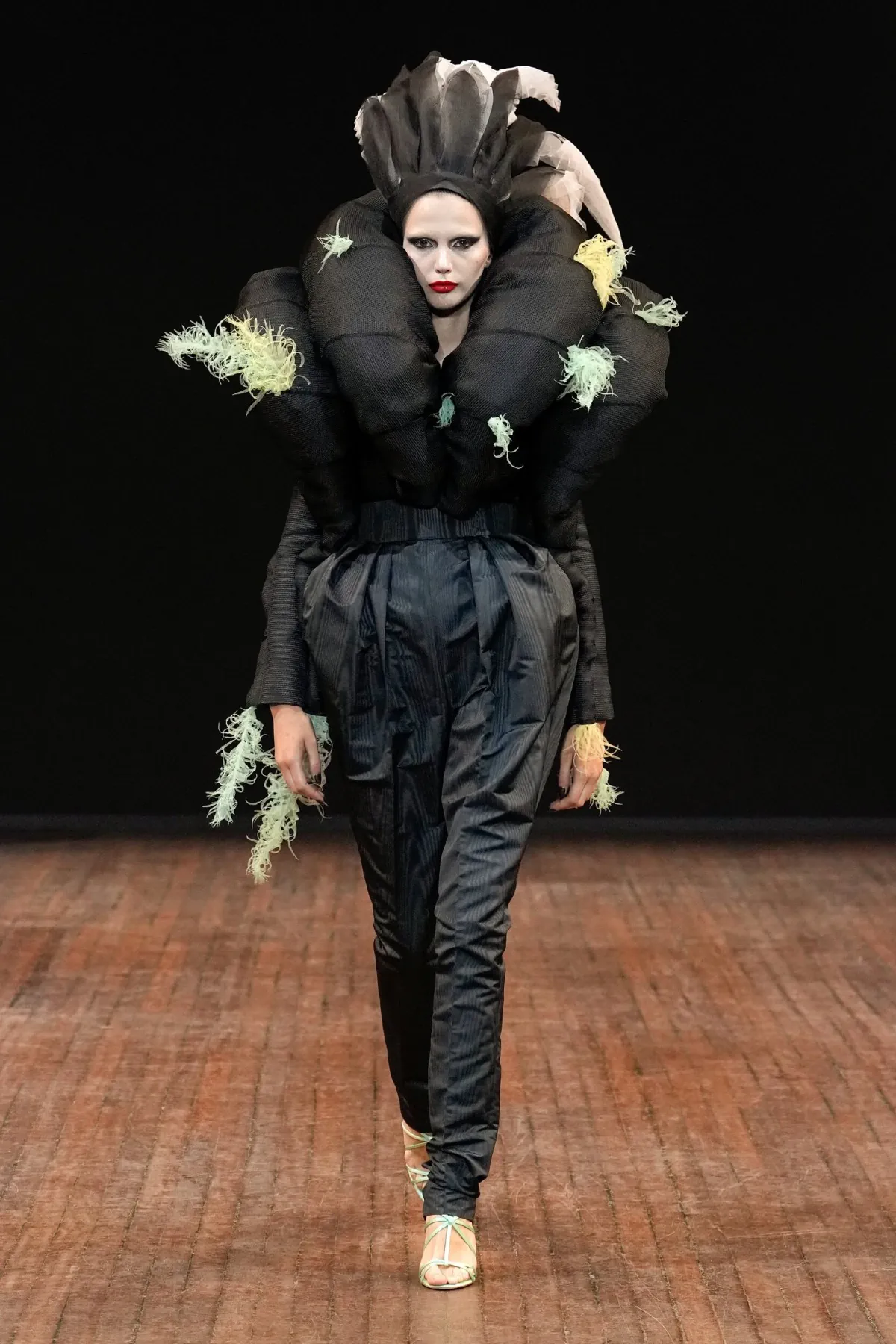 Viktor & Rolf Haute Couture Thu/Đông 2025: “Những chú chim giận dữ” lột xác trên sàn diễn Viktor & Rolf Haute Couture Thu/Đông 2025: “Những chú chim giận dữ” lột xác trên sàn diễn