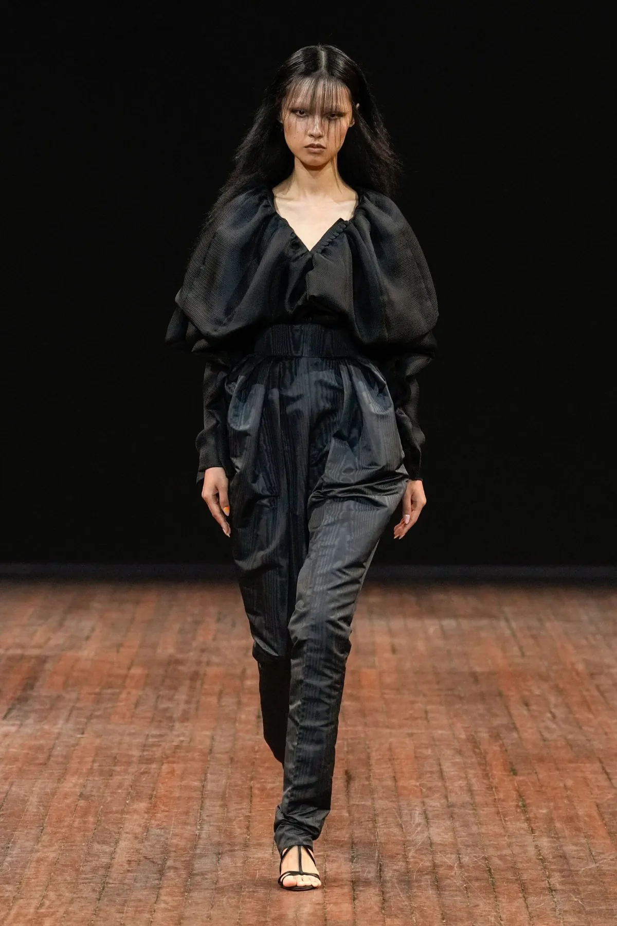 Viktor & Rolf Haute Couture Thu/Đông 2025: “Những chú chim giận dữ” lột xác trên sàn diễn Viktor & Rolf Haute Couture Thu/Đông 2025: “Những chú chim giận dữ” lột xác trên sàn diễn