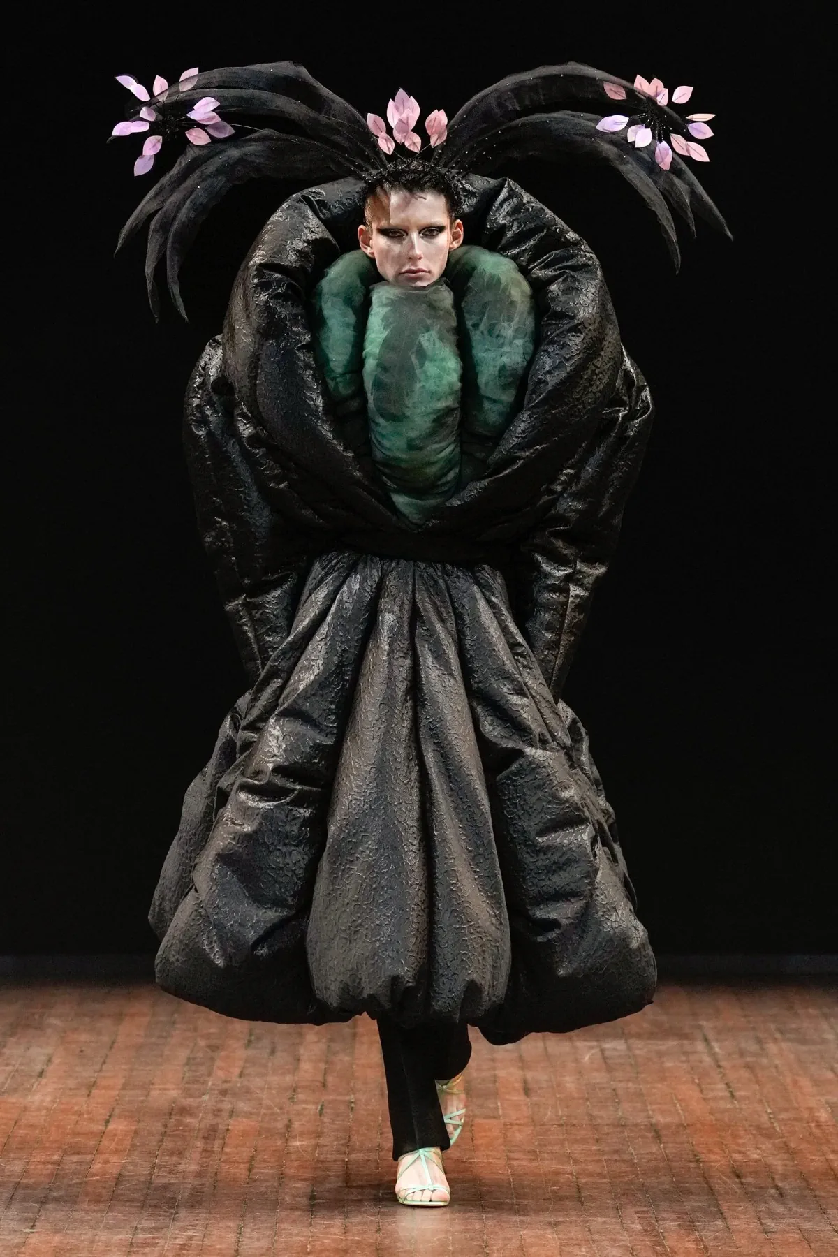 Viktor & Rolf Haute Couture Thu/Đông 2025: “Những chú chim giận dữ” lột xác trên sàn diễn Viktor & Rolf Haute Couture Thu/Đông 2025: “Những chú chim giận dữ” lột xác trên sàn diễn