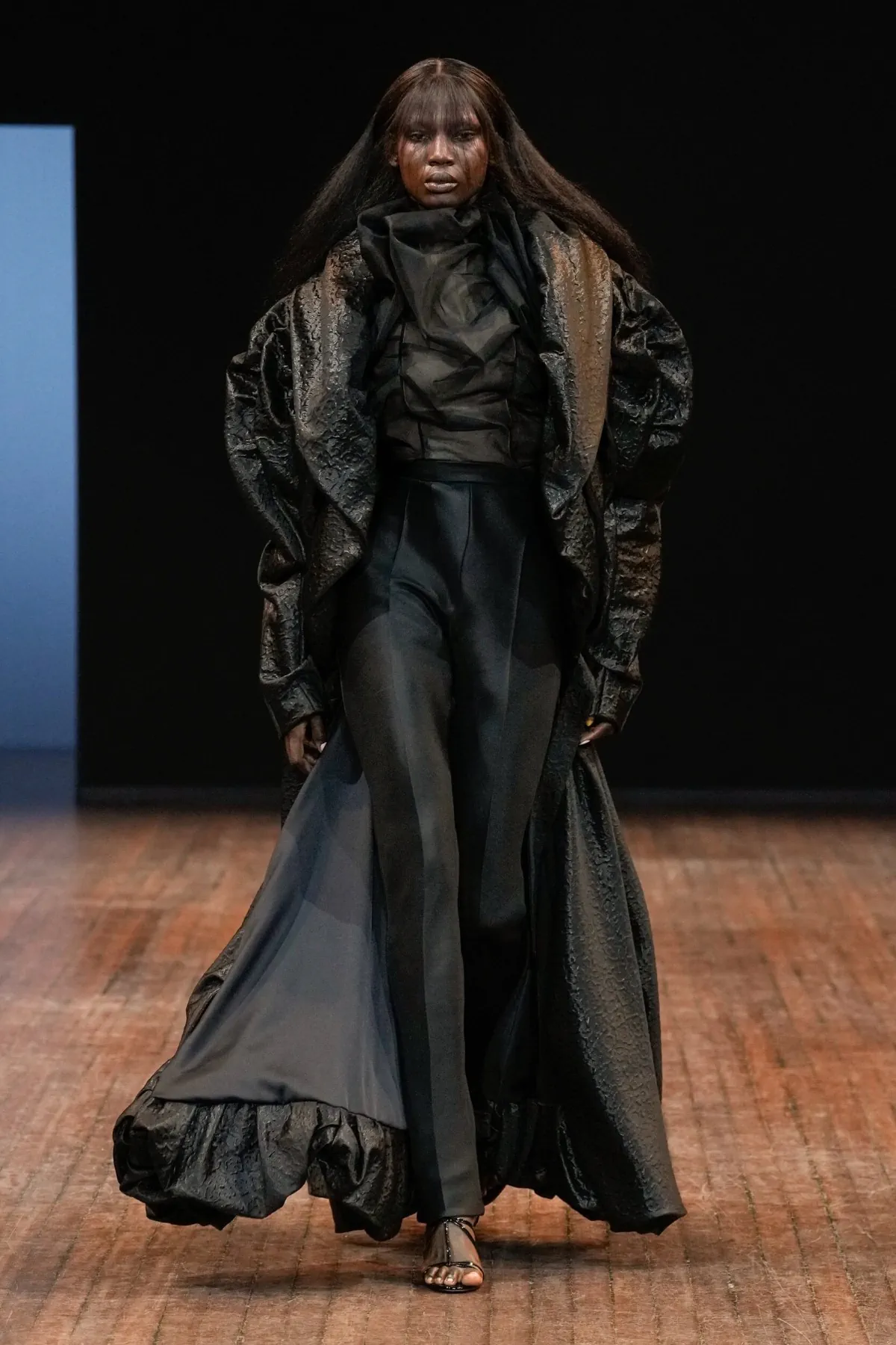 Viktor & Rolf Haute Couture Thu/Đông 2025: “Những chú chim giận dữ” lột xác trên sàn diễn Viktor & Rolf Haute Couture Thu/Đông 2025: “Những chú chim giận dữ” lột xác trên sàn diễn