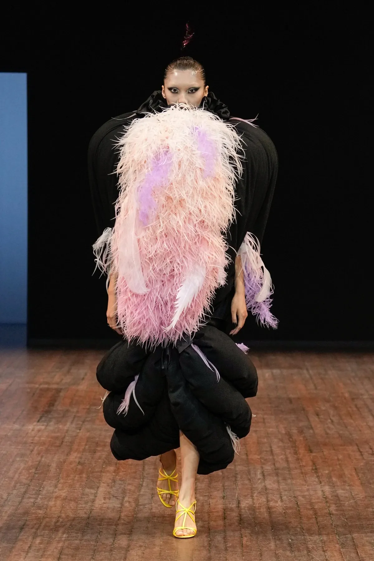 Viktor & Rolf Haute Couture Thu/Đông 2025: “Những chú chim giận dữ” lột xác trên sàn diễn Viktor & Rolf Haute Couture Thu/Đông 2025: “Những chú chim giận dữ” lột xác trên sàn diễn