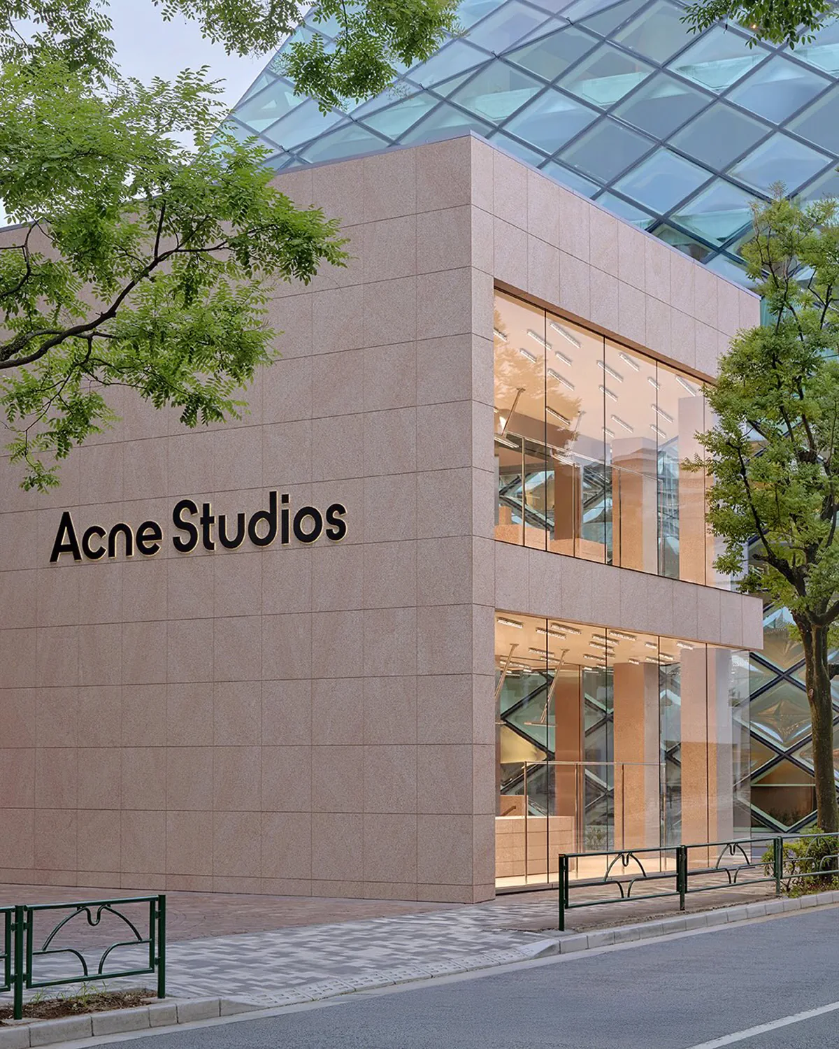 Acne Studios khai trương cửa hàng flagship ở Tokyo lấy cảm hứng từ garage Acne Studios khai trương cửa hàng flagship ở Tokyo lấy cảm hứng từ garage