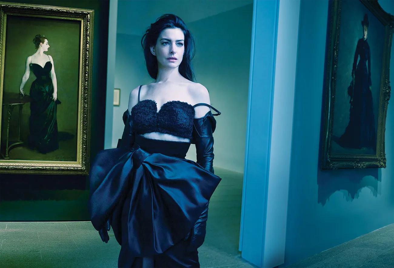 Vogue US 08/2025: Anne Hathaway mặc Givenchy, chụp bởi Annie Leibovitz Vogue US 08/2025: Anne Hathaway mặc Givenchy, chụp bởi Annie Leibovitz