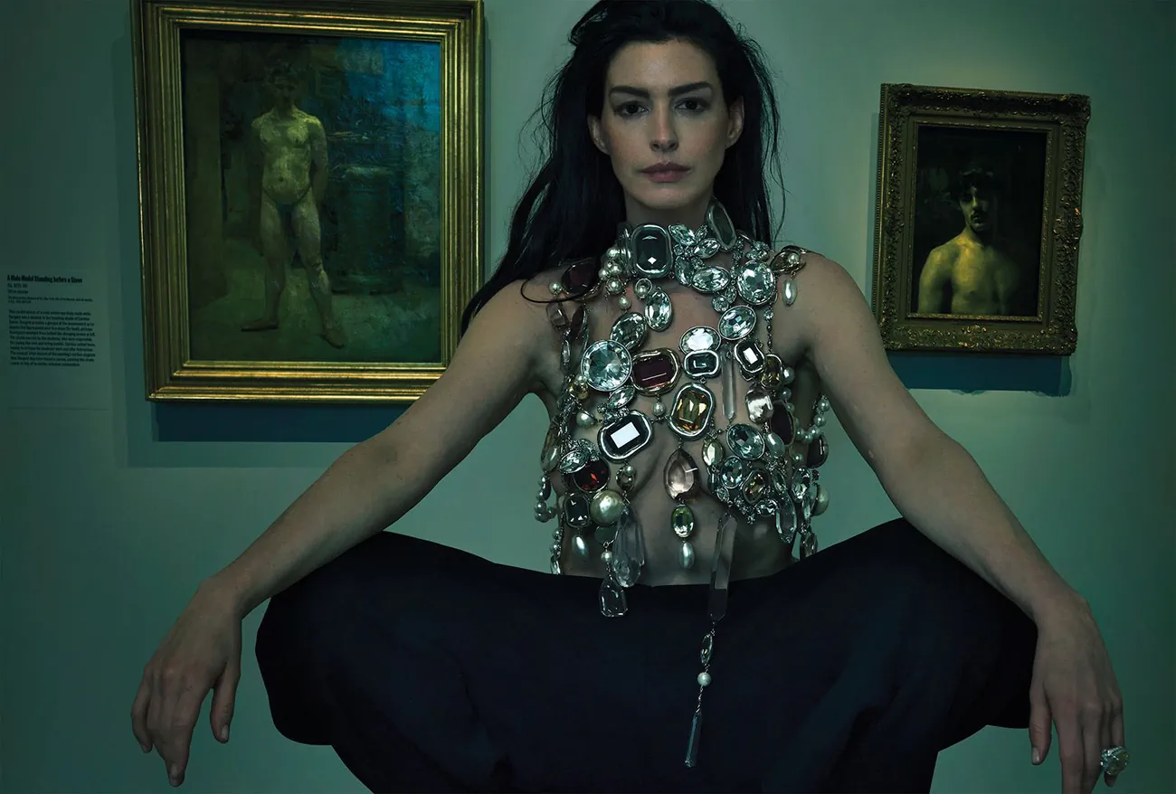Vogue US 08/2025: Anne Hathaway mặc Givenchy, chụp bởi Annie Leibovitz Vogue US 08/2025: Anne Hathaway mặc Givenchy, chụp bởi Annie Leibovitz