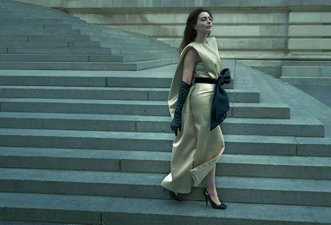 Vogue US 08/2025: Anne Hathaway mặc Givenchy, chụp bởi Annie Leibovitz Vogue US 08/2025: Anne Hathaway mặc Givenchy, chụp bởi Annie Leibovitz