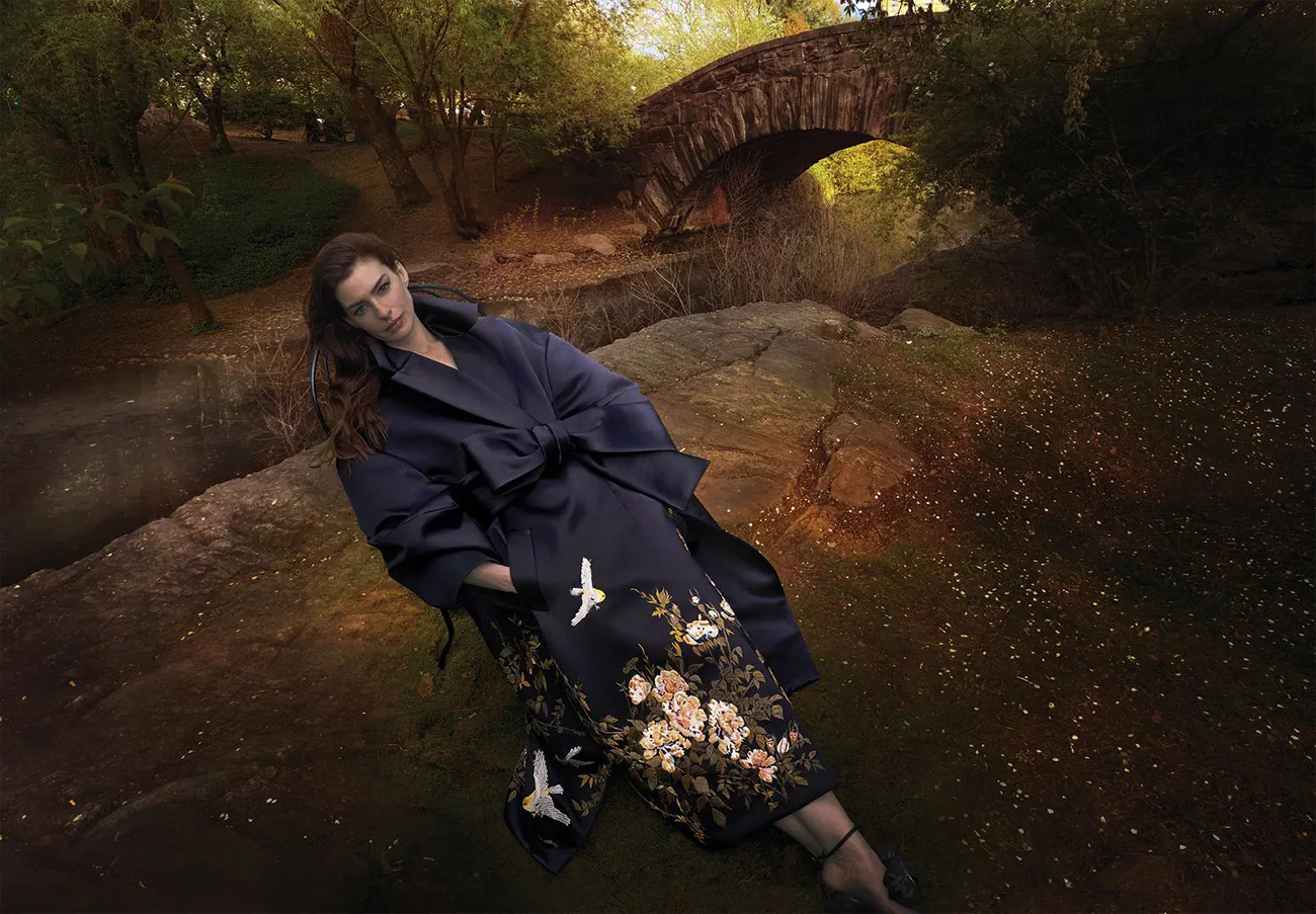 Vogue US 08/2025: Anne Hathaway mặc Givenchy, chụp bởi Annie Leibovitz Vogue US 08/2025: Anne Hathaway mặc Givenchy, chụp bởi Annie Leibovitz