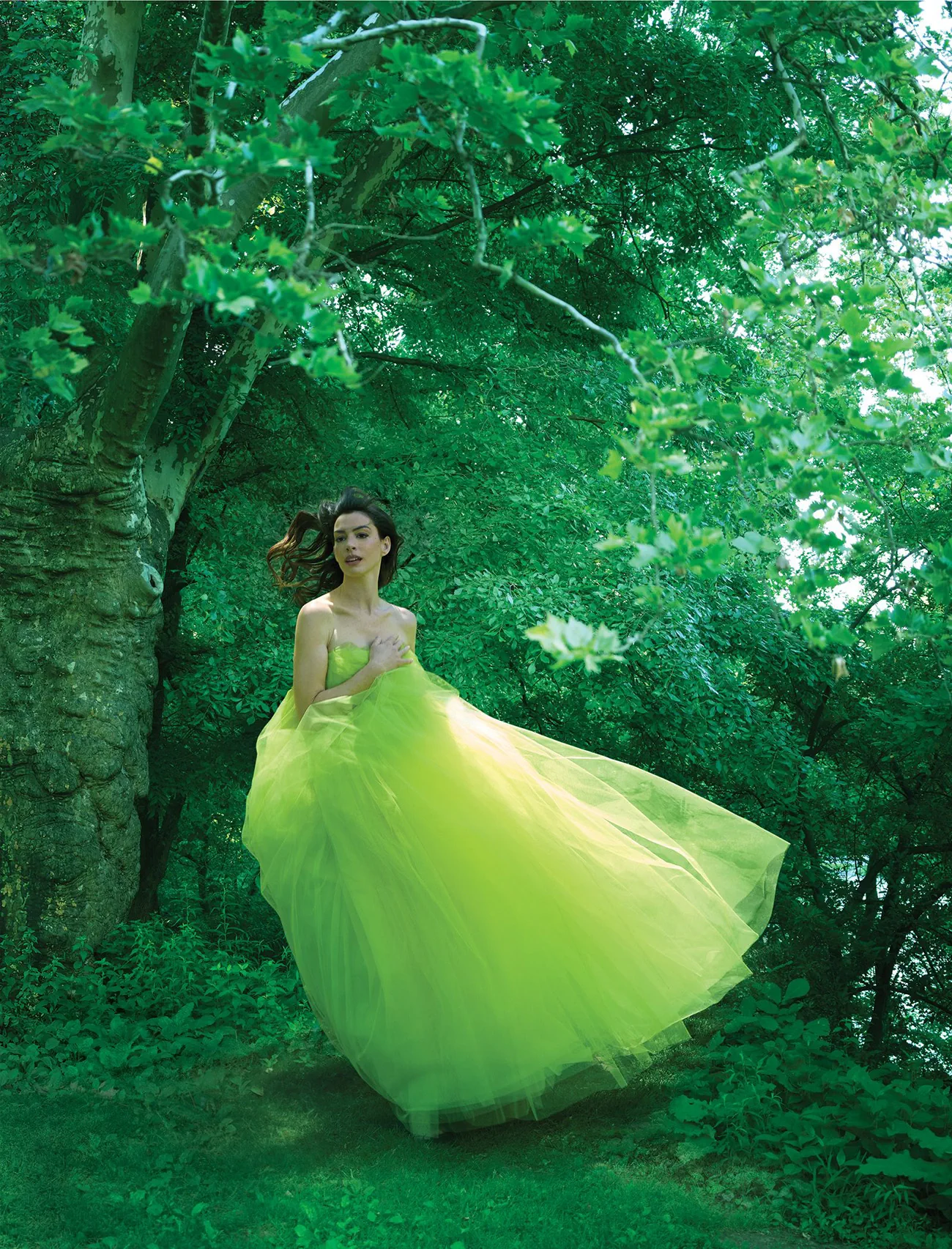 Vogue US 08/2025: Anne Hathaway mặc Givenchy, chụp bởi Annie Leibovitz Vogue US 08/2025: Anne Hathaway mặc Givenchy, chụp bởi Annie Leibovitz