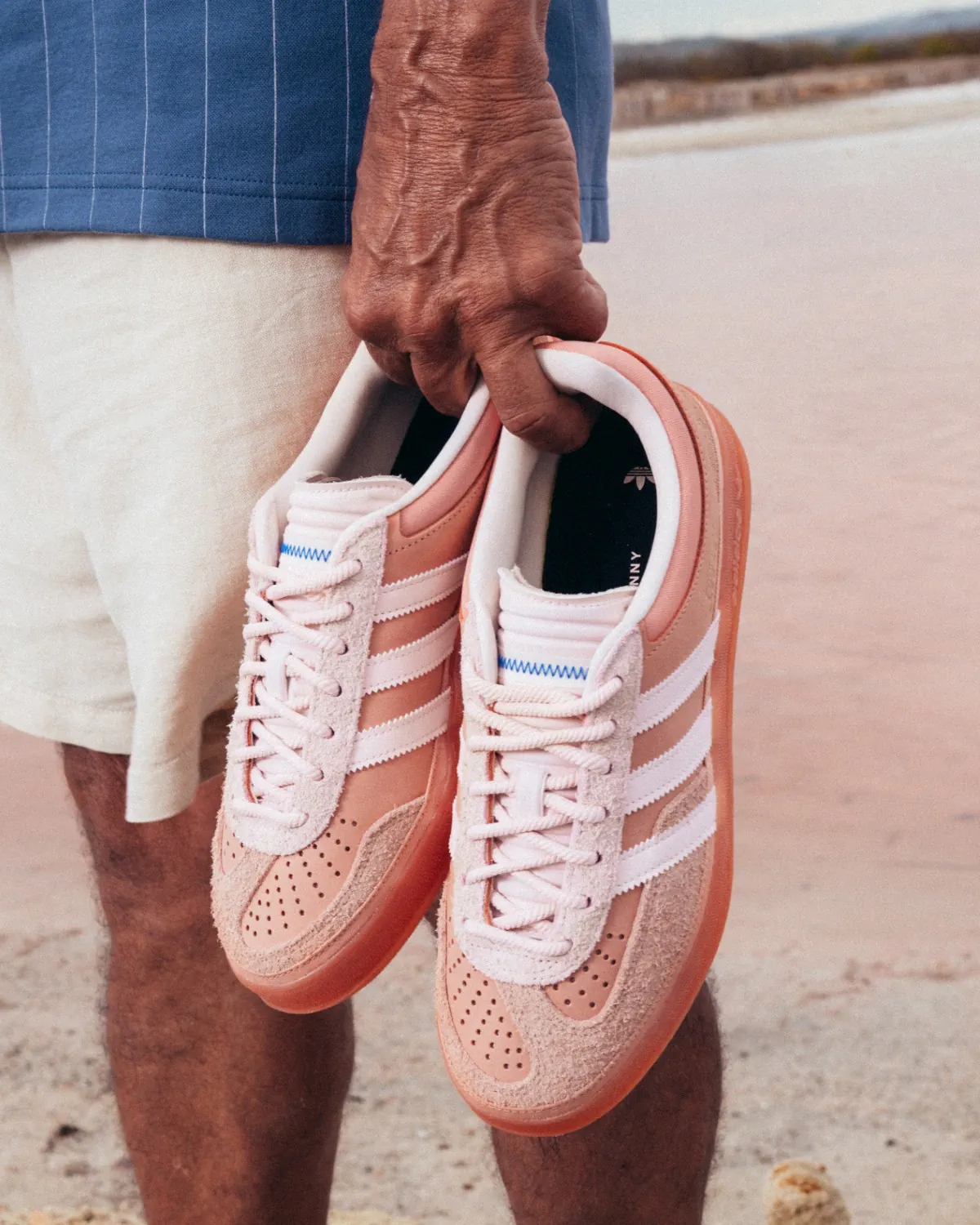Bad Bunny tôn vinh quê hương Puerto Rico qua đôi giày adidas Originals Gazelle Bad Bunny tôn vinh quê hương Puerto Rico qua đôi giày adidas Originals Gazelle