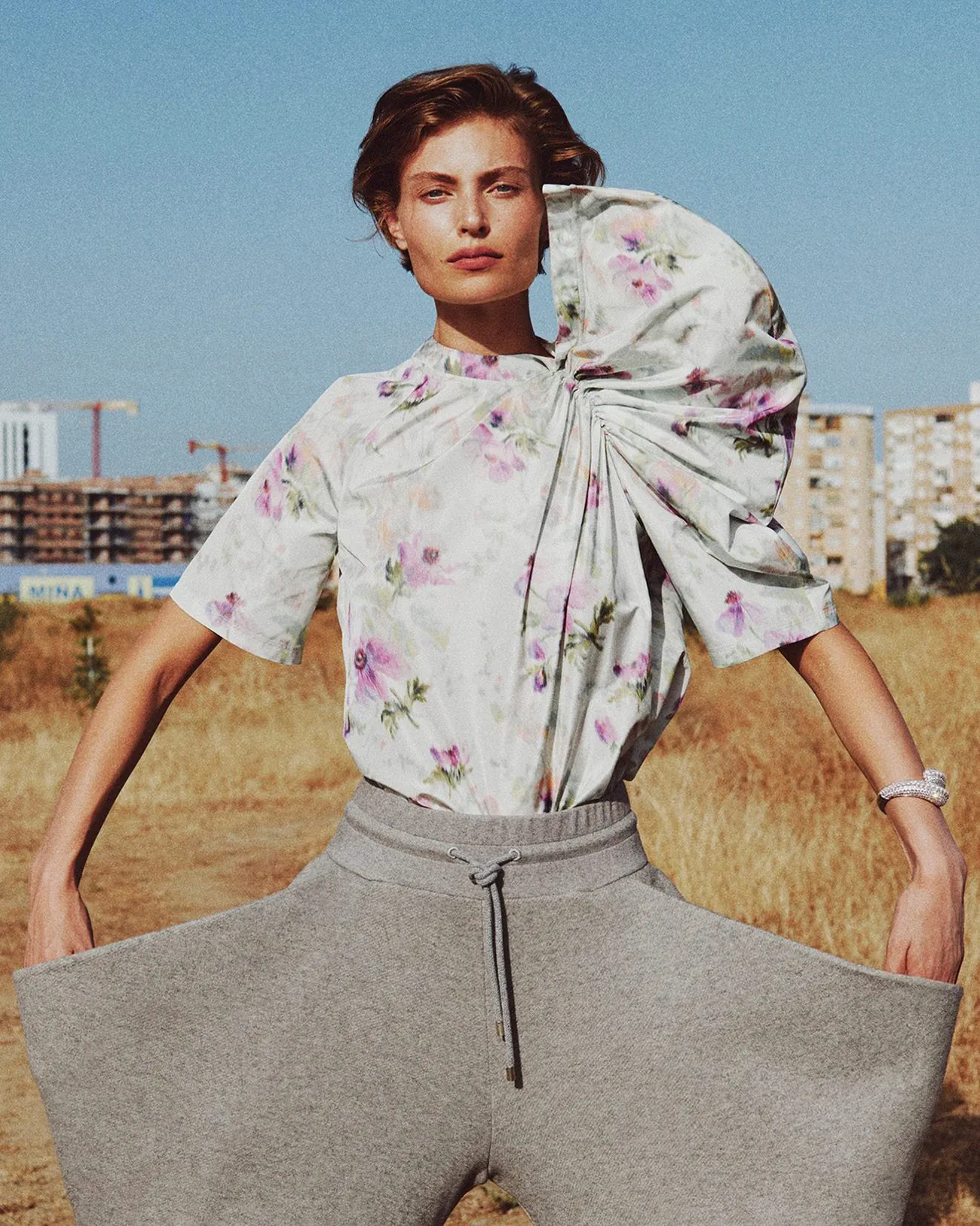 Vogue Tây Ban Nha 08/2025: Bibi Breslin chụp bởi Julia Noni Vogue Tây Ban Nha 08/2025: Bibi Breslin chụp bởi Julia Noni