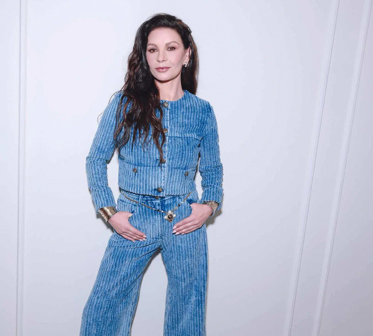 The Sunday Times Style 17/08/2025: Catherine Zeta-Jones chụp bởi James D. Kelly