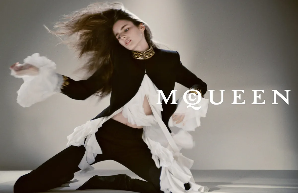Chiến dịch quảng cáo McQueen Thu/Đông 2025 khai thác sự căng thẳng và nổi loạn Chiến dịch quảng cáo McQueen Thu/Đông 2025 khai thác sự căng thẳng và nổi loạn