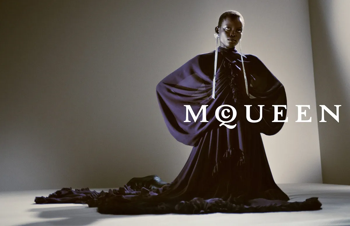 Chiến dịch quảng cáo McQueen Thu/Đông 2025 khai thác sự căng thẳng và nổi loạn Chiến dịch quảng cáo McQueen Thu/Đông 2025 khai thác sự căng thẳng và nổi loạn