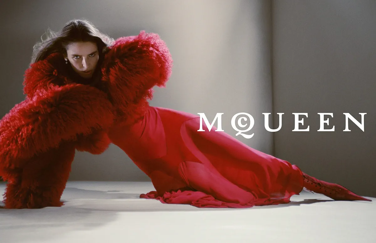 Chiến dịch quảng cáo McQueen Thu/Đông 2025 khai thác sự căng thẳng và nổi loạn Chiến dịch quảng cáo McQueen Thu/Đông 2025 khai thác sự căng thẳng và nổi loạn