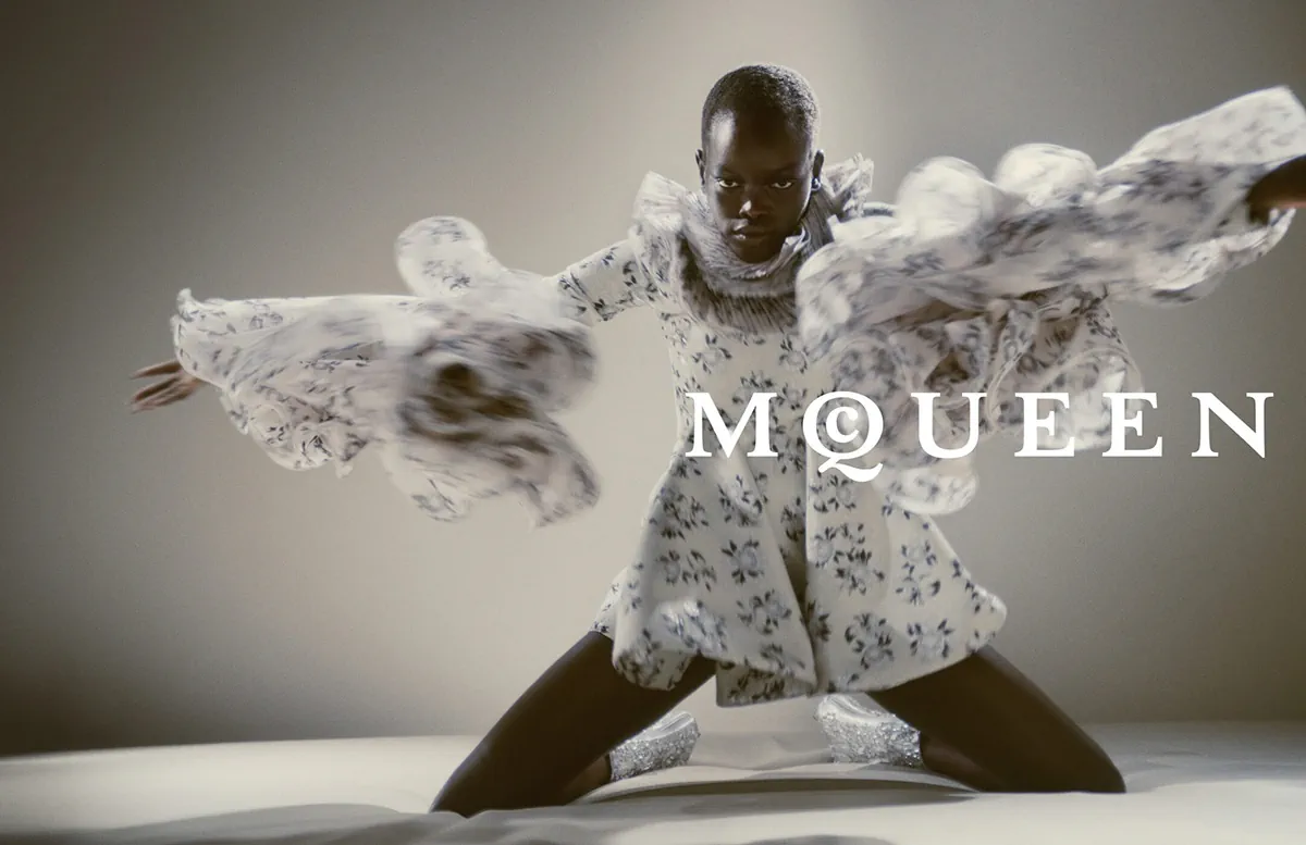 Chiến dịch quảng cáo McQueen Thu/Đông 2025 khai thác sự căng thẳng và nổi loạn Chiến dịch quảng cáo McQueen Thu/Đông 2025 khai thác sự căng thẳng và nổi loạn
