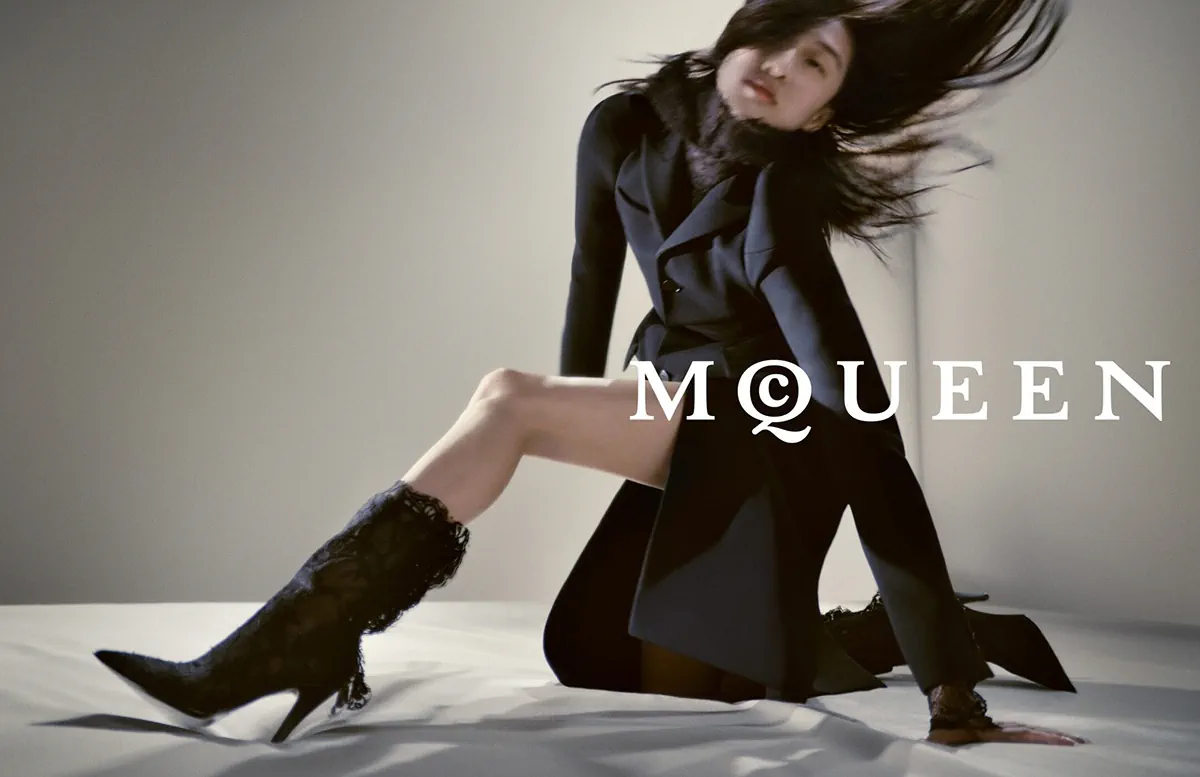 Chiến dịch quảng cáo McQueen Thu/Đông 2025 khai thác sự căng thẳng và nổi loạn Chiến dịch quảng cáo McQueen Thu/Đông 2025 khai thác sự căng thẳng và nổi loạn