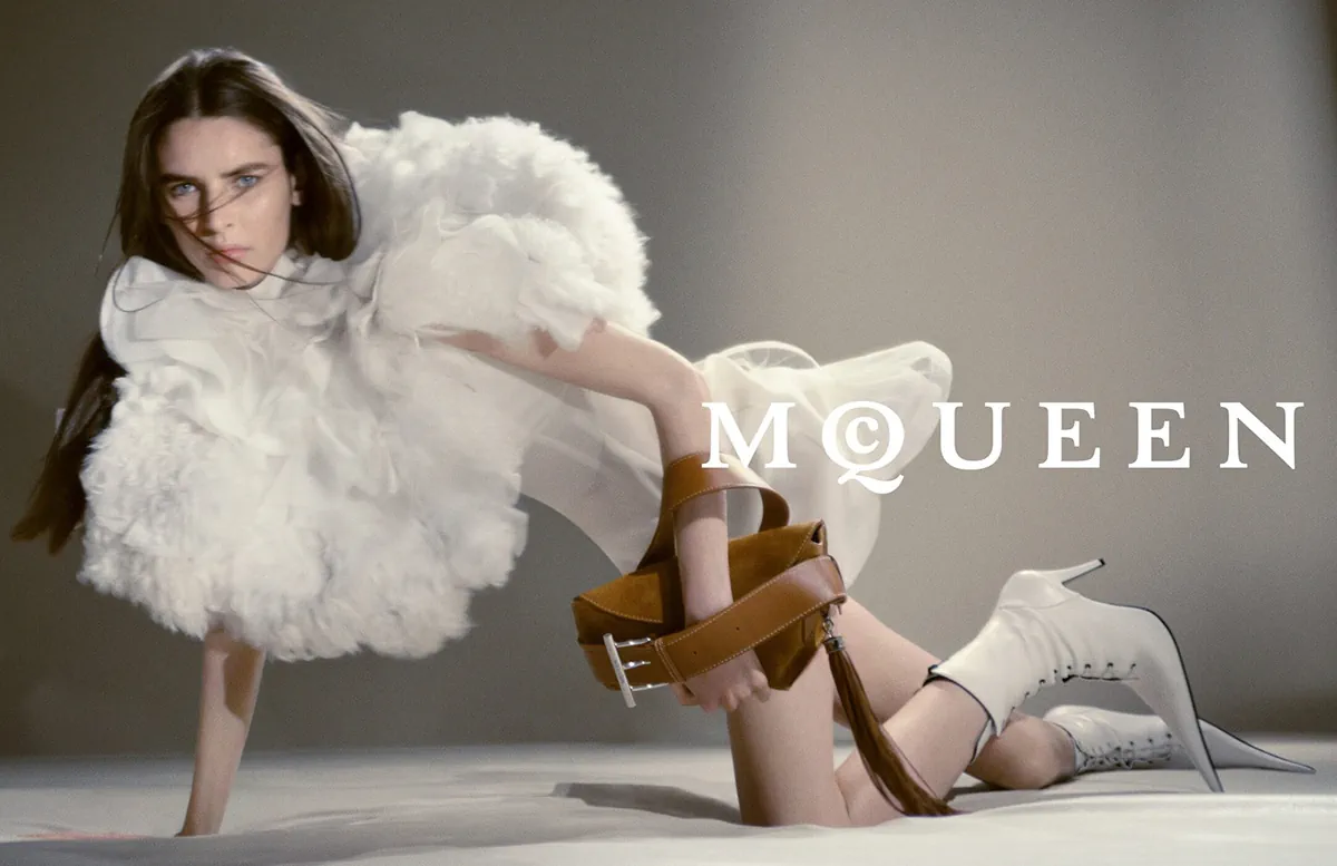 Chiến dịch quảng cáo McQueen Thu/Đông 2025 khai thác sự căng thẳng và nổi loạn Chiến dịch quảng cáo McQueen Thu/Đông 2025 khai thác sự căng thẳng và nổi loạn